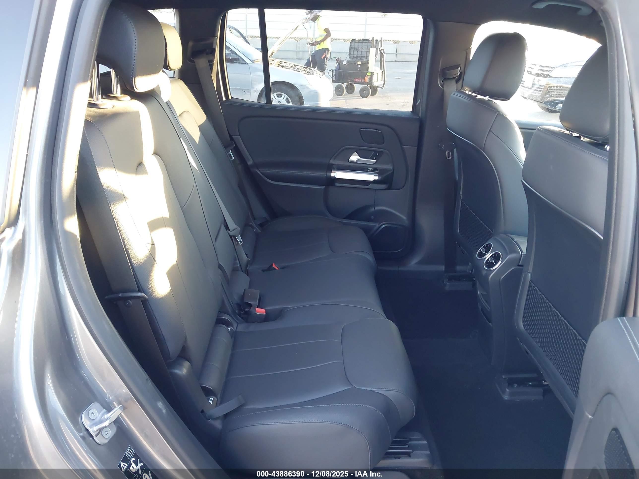 MERCEDES-BENZ EQB image 8