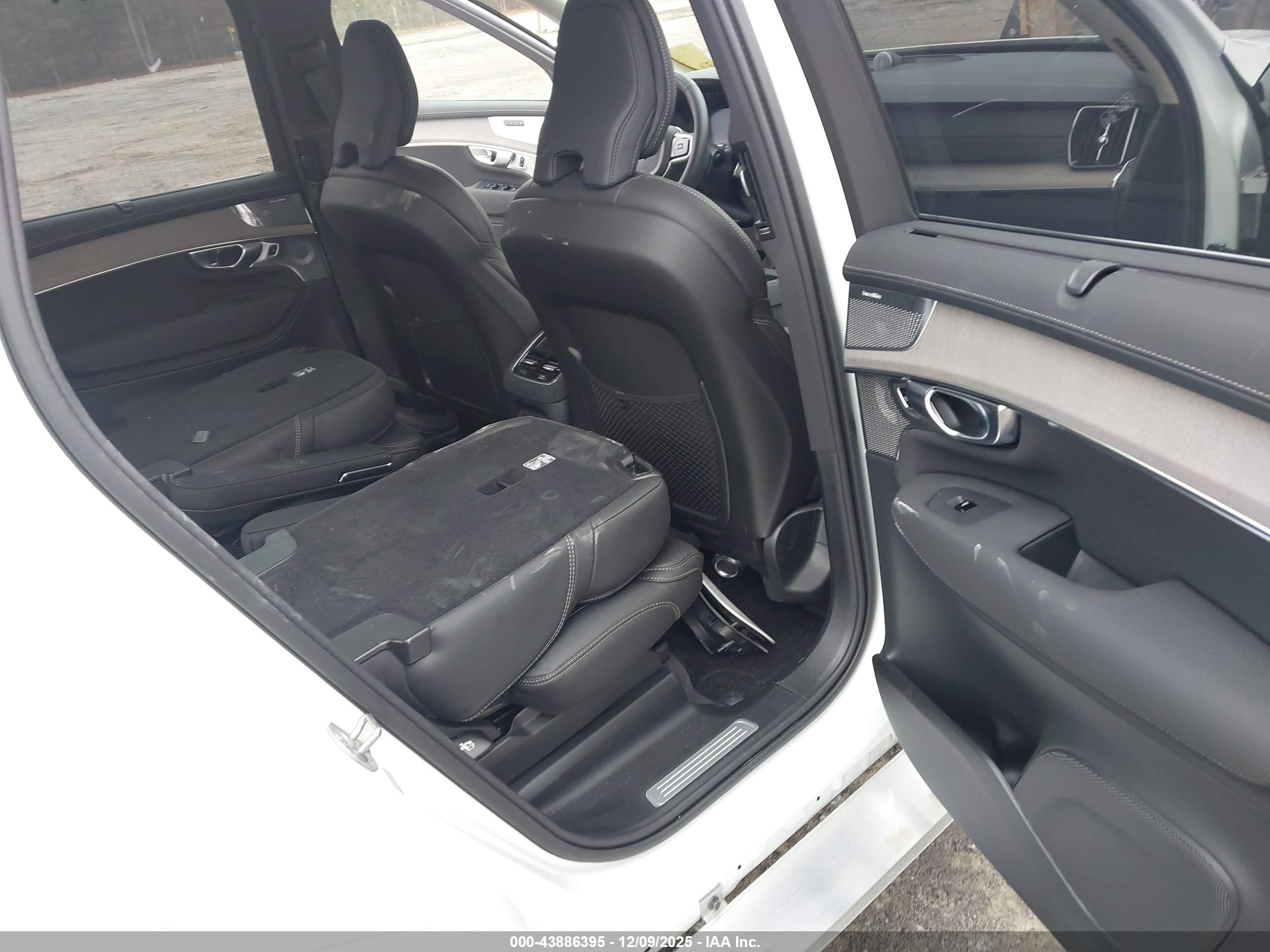VOLVO XC90 image 8