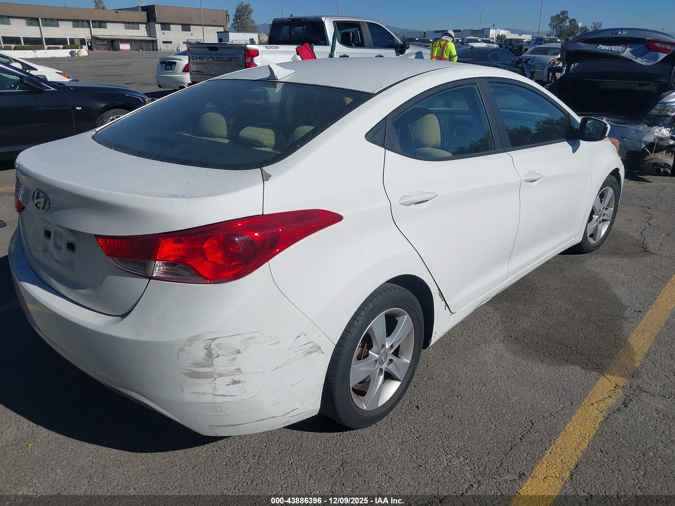 HYUNDAI ELANTRA image 4
