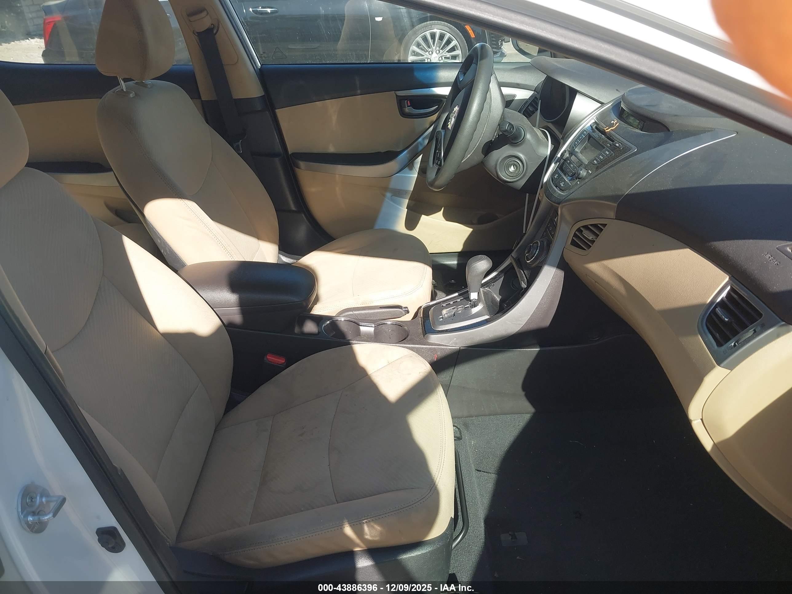 HYUNDAI ELANTRA image 5