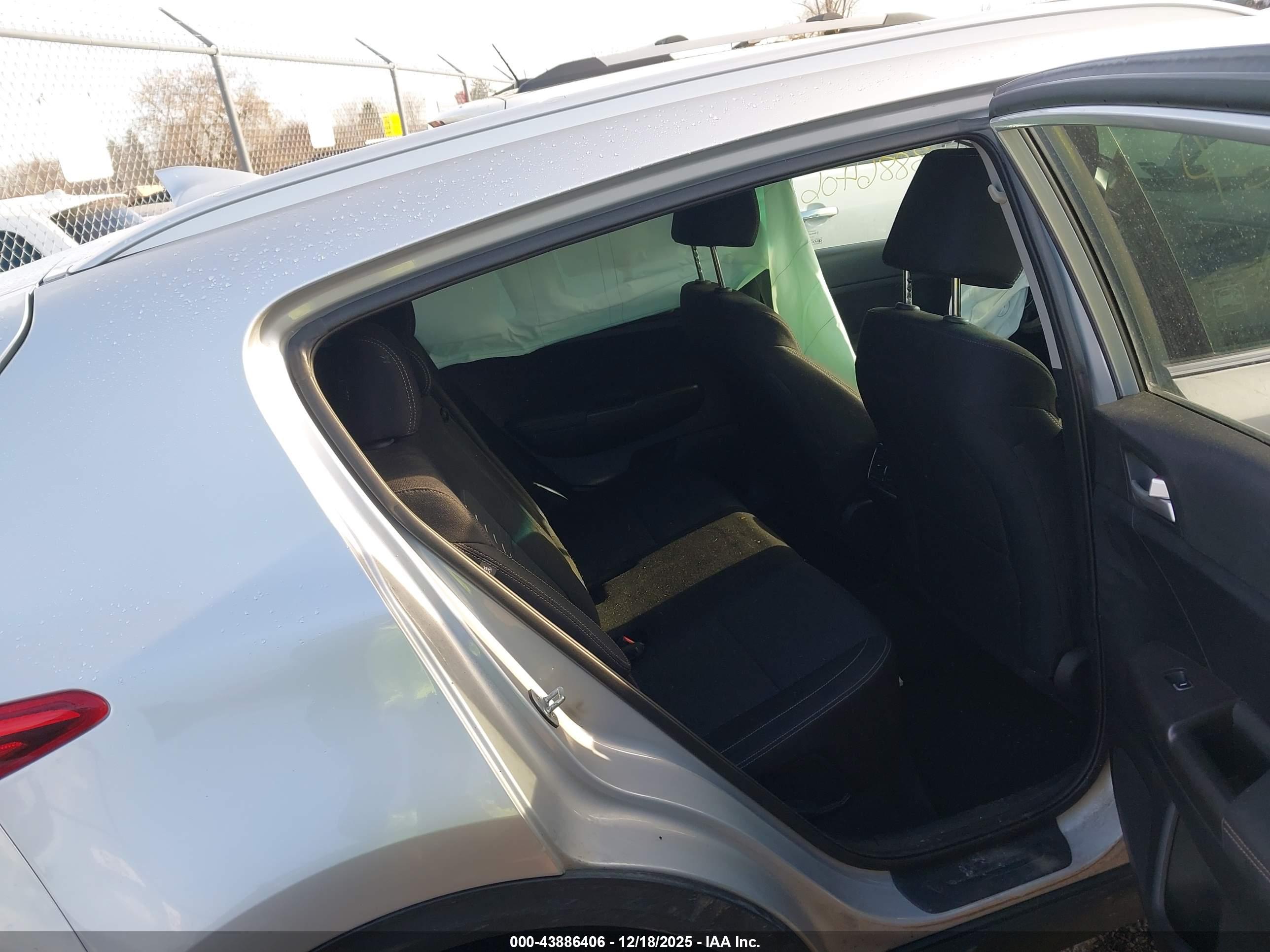 KIA SPORTAGE image 8