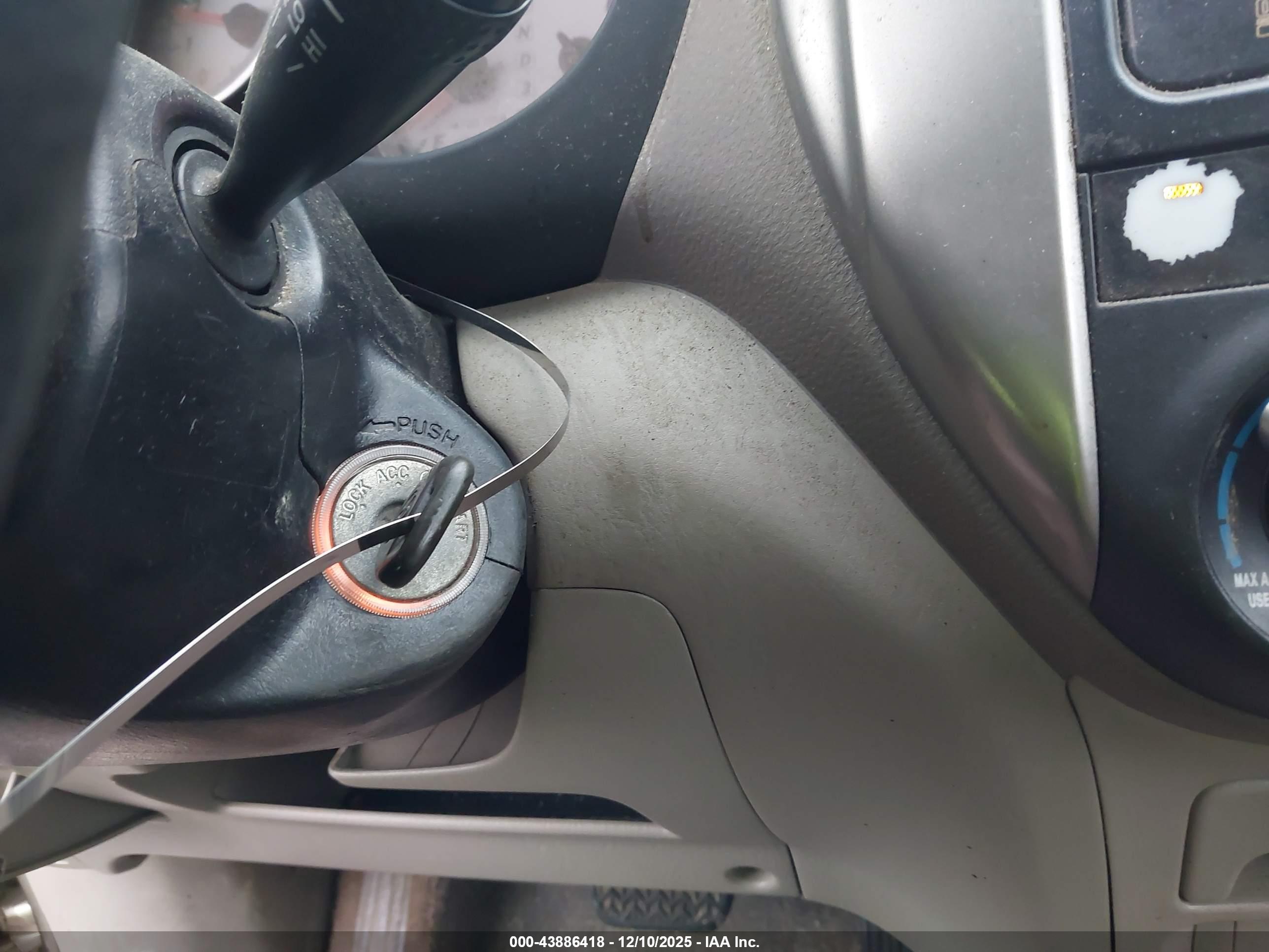 TOYOTA RAV4 image 11