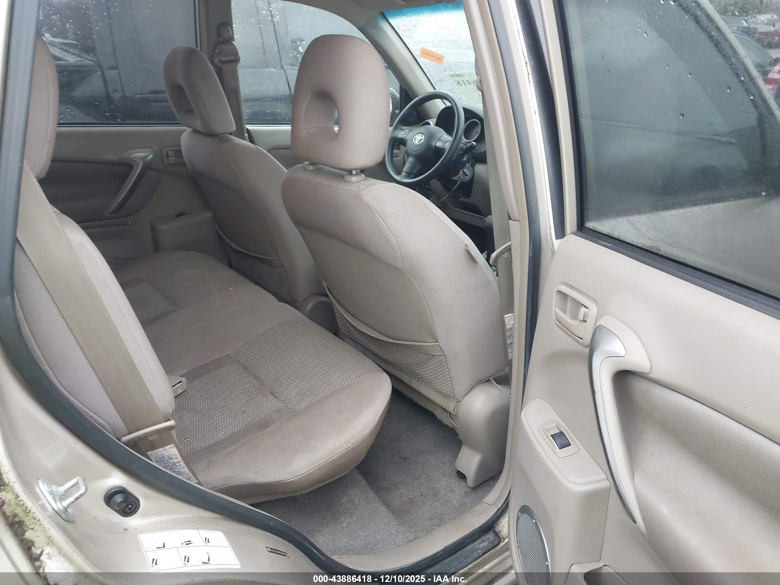 TOYOTA RAV4 image 8