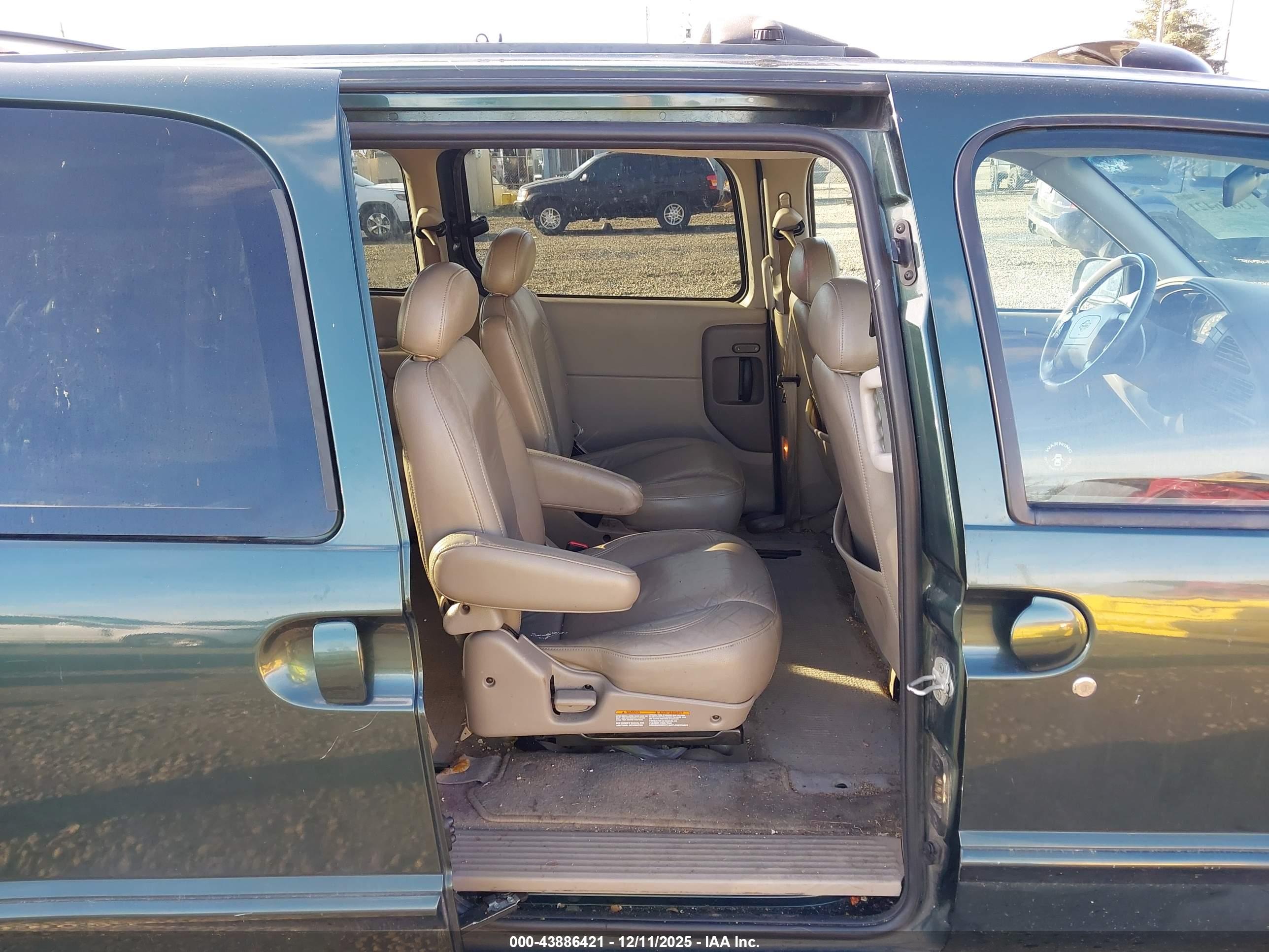 NISSAN QUEST image 8