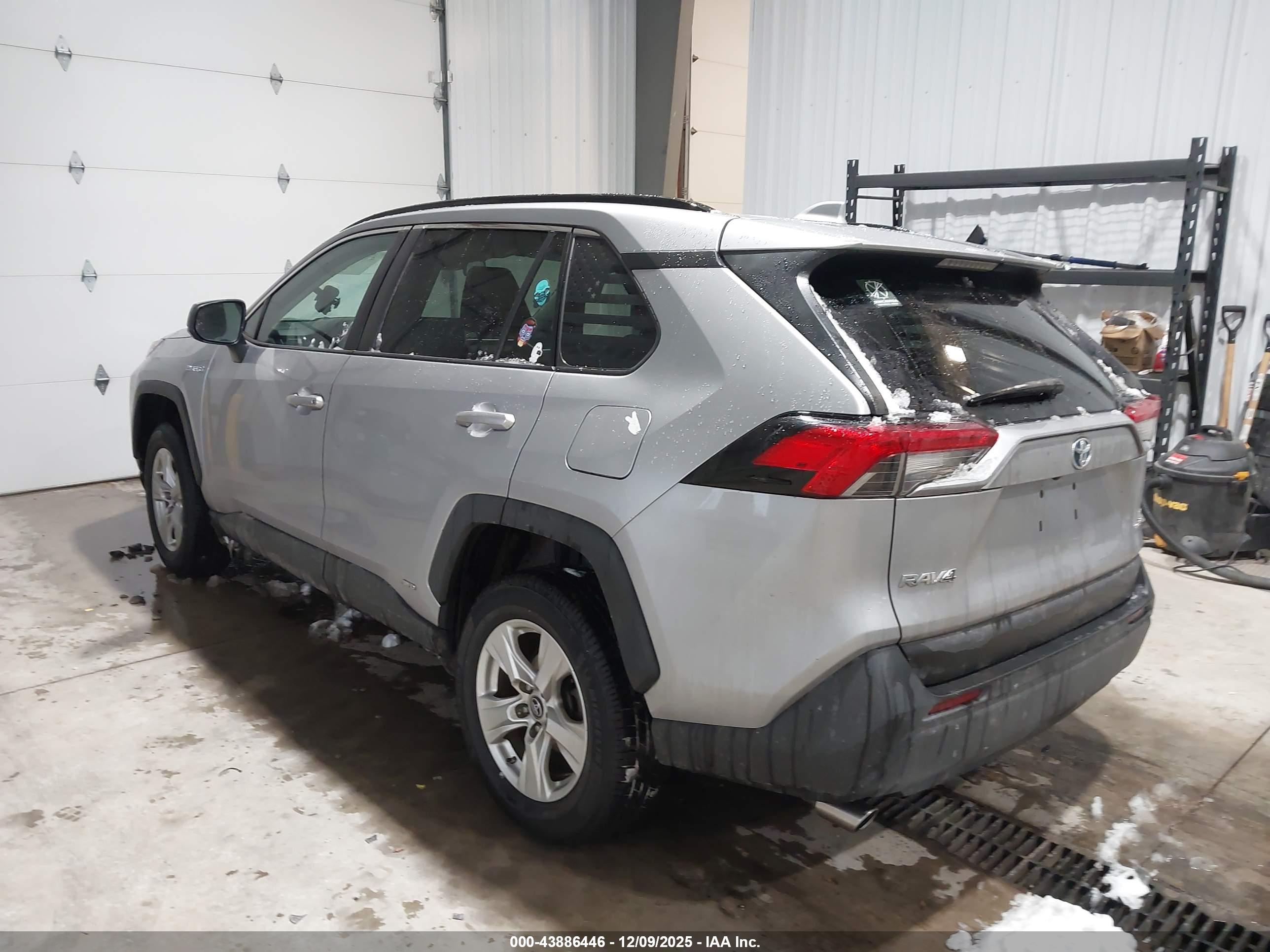 TOYOTA RAV4 image 3
