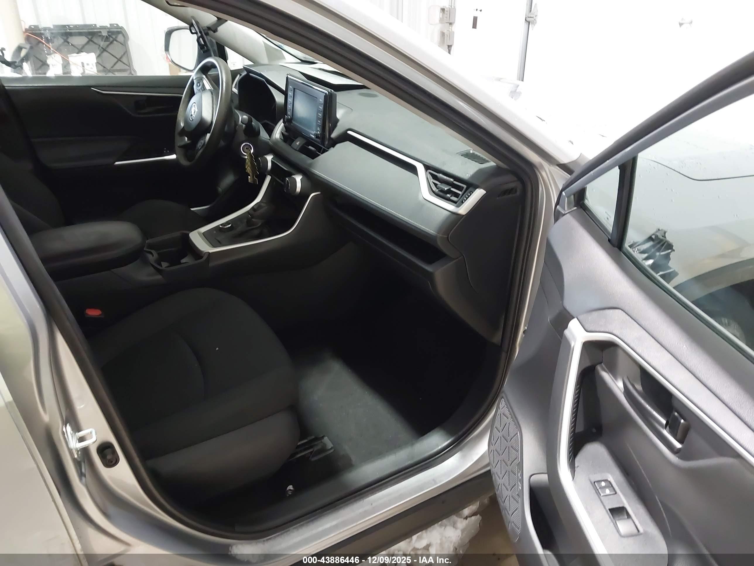 TOYOTA RAV4 image 5