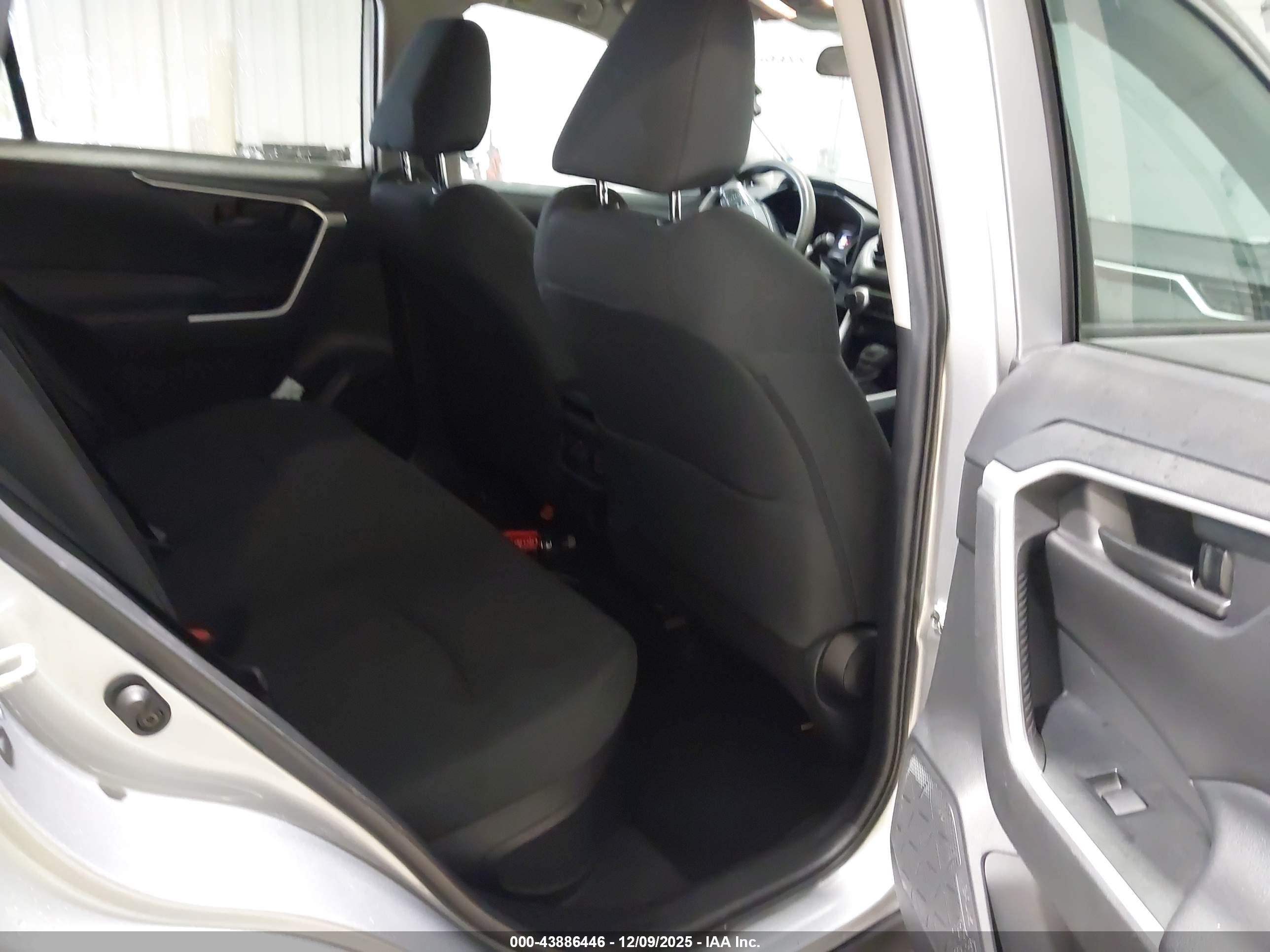 TOYOTA RAV4 image 8