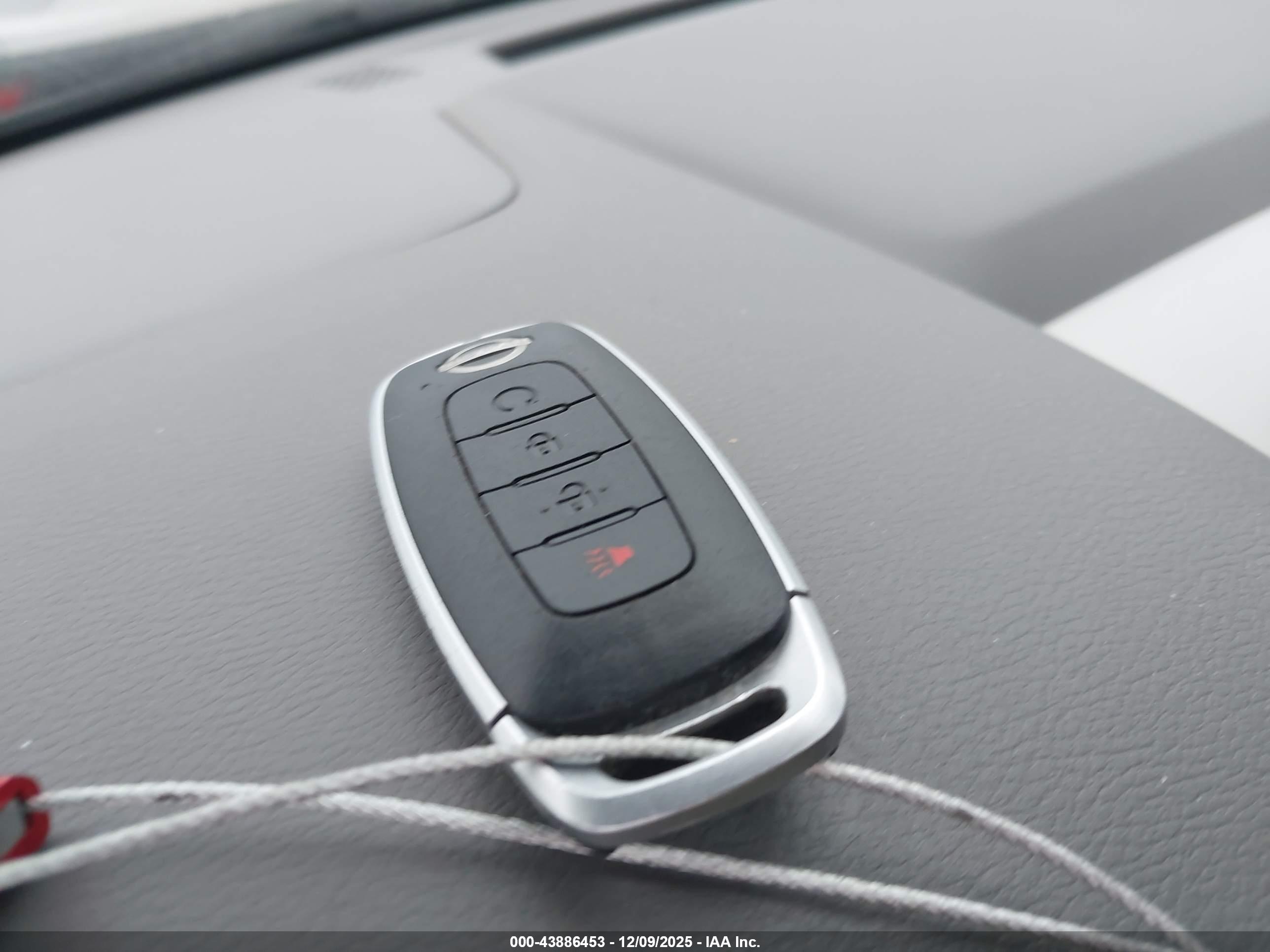NISSAN ROGUE image 11