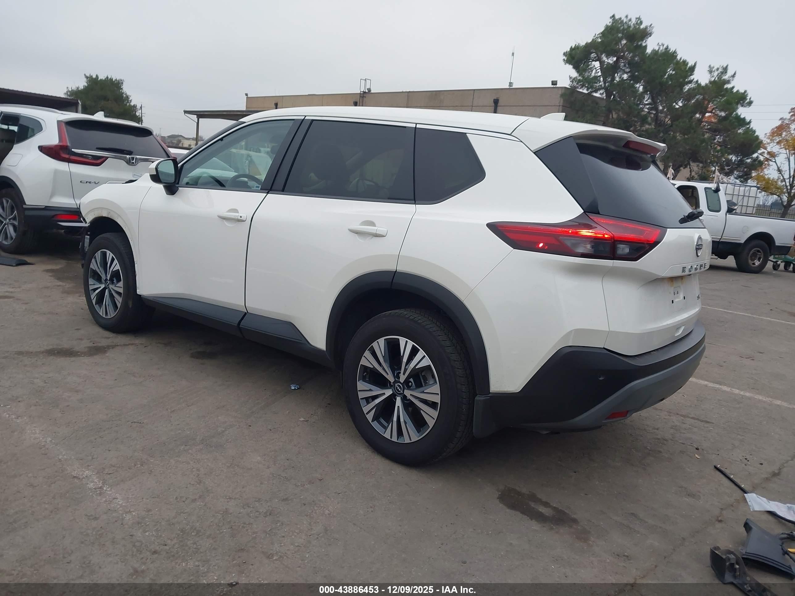 NISSAN ROGUE image 3