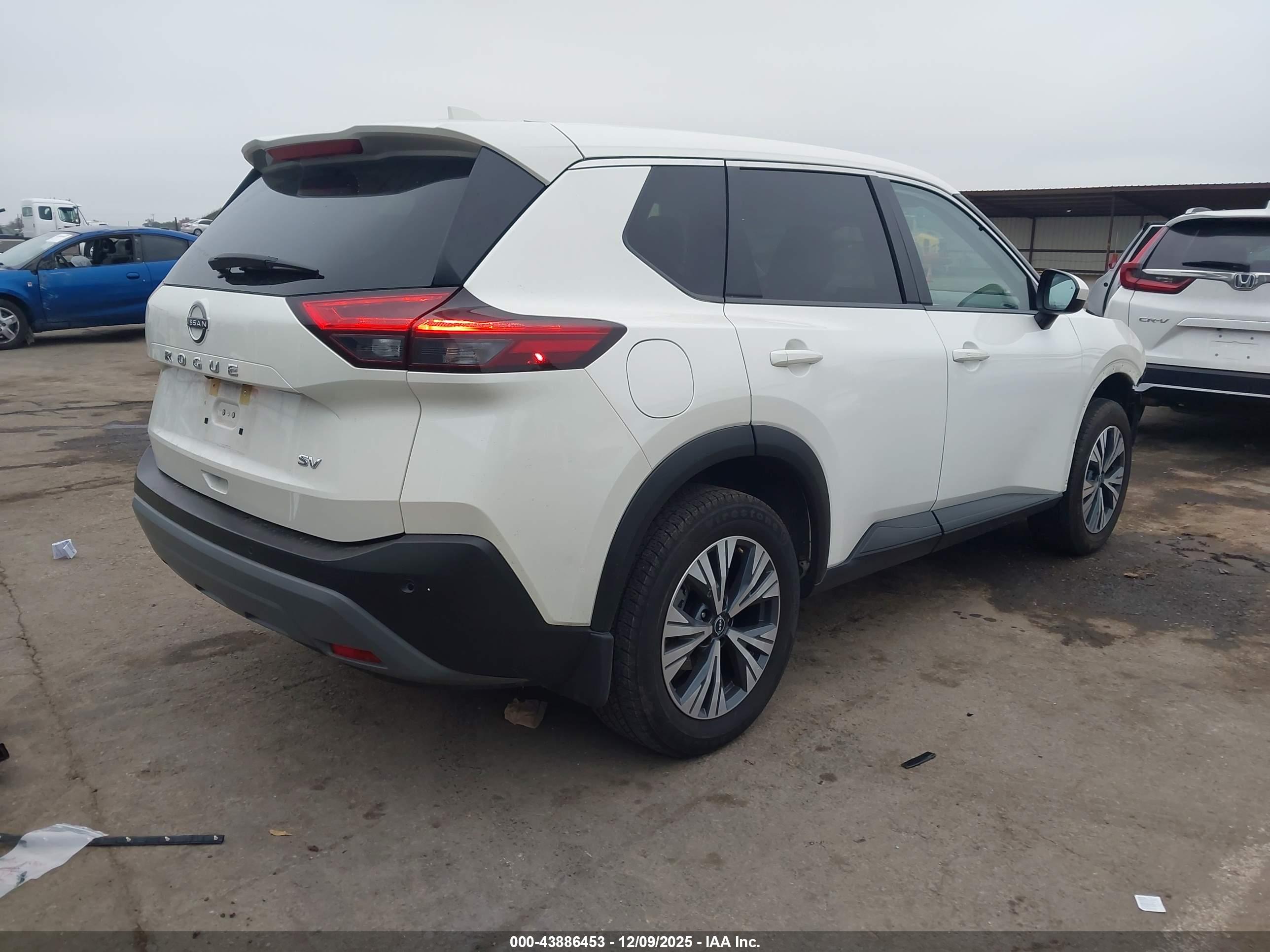 NISSAN ROGUE image 4