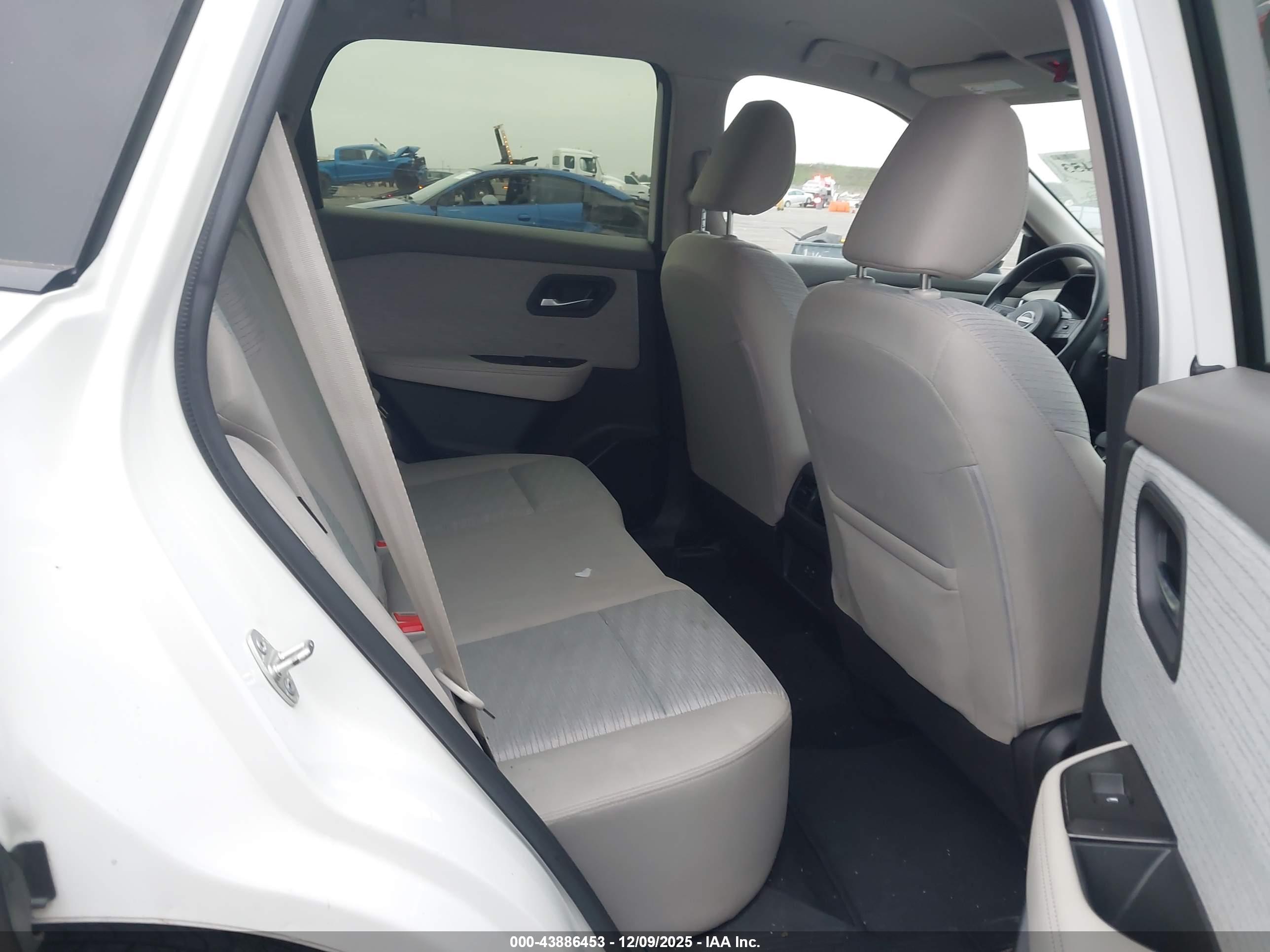 NISSAN ROGUE image 8