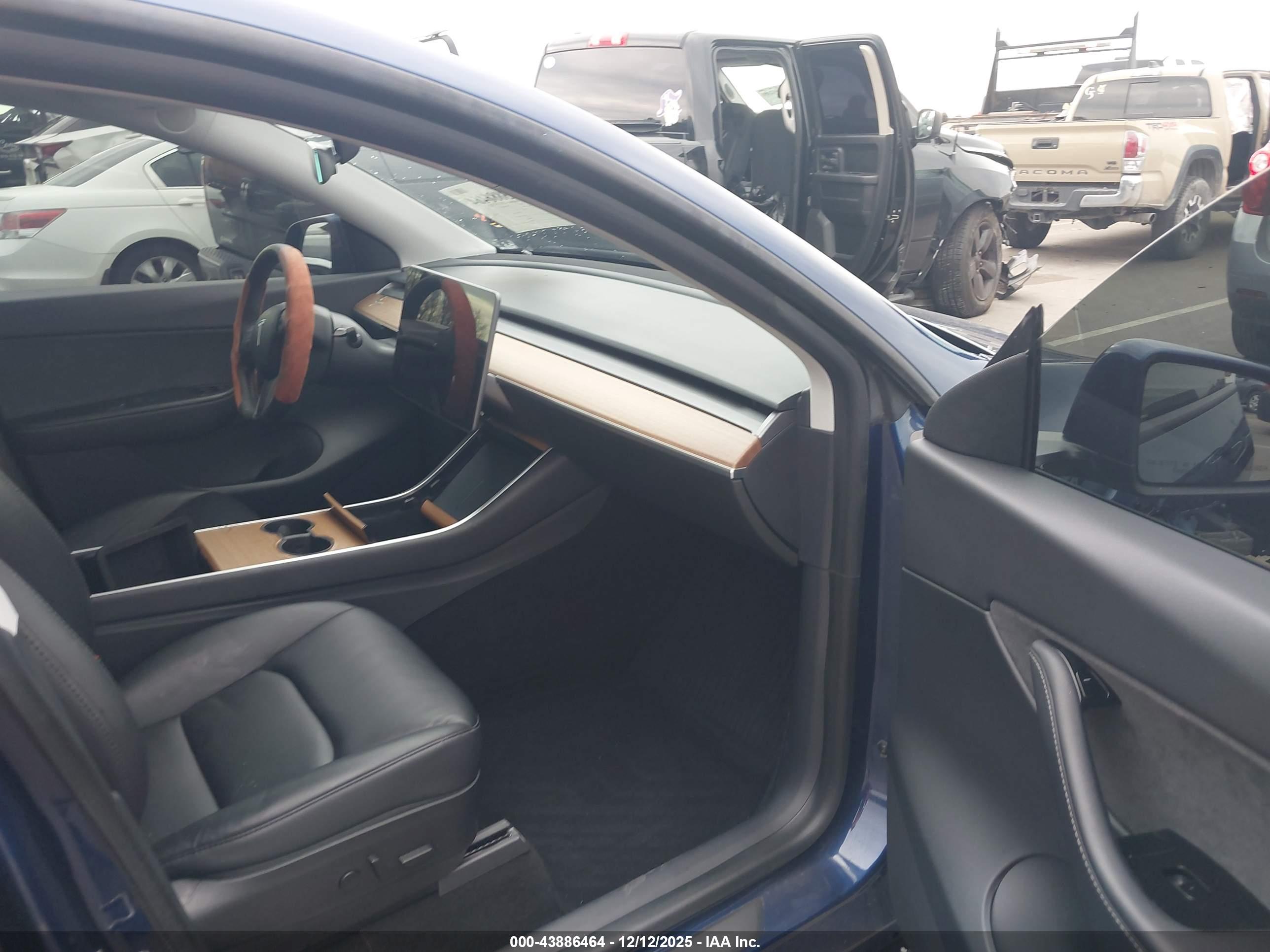 TESLA MODEL image 5