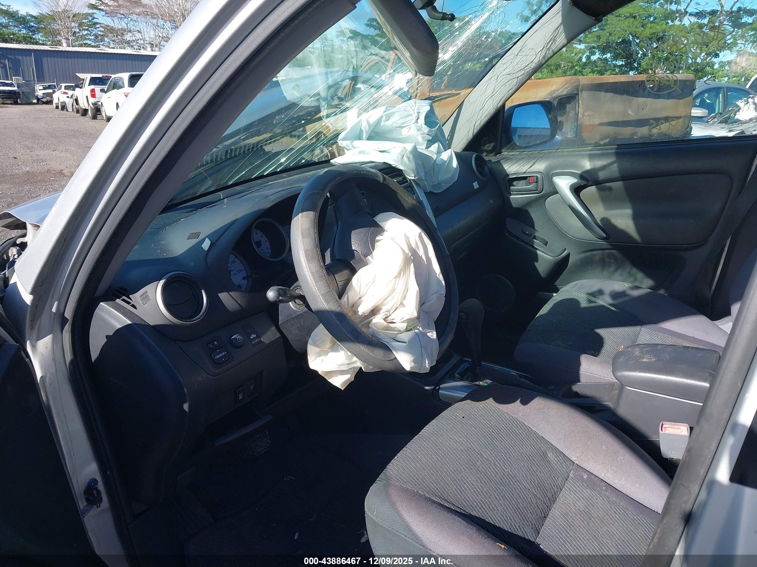TOYOTA RAV4 image 5