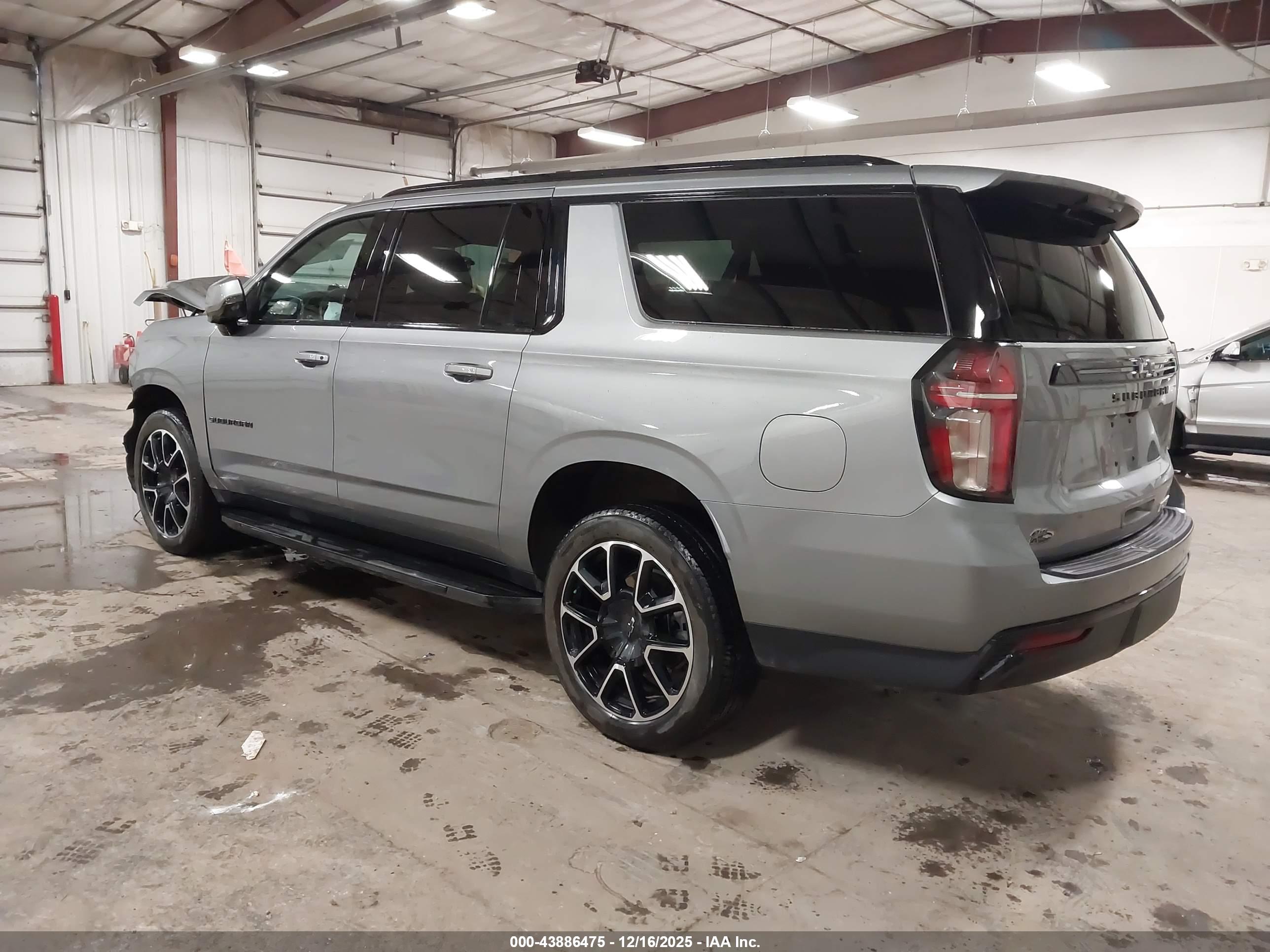 CHEVROLET SUBURBAN image 3