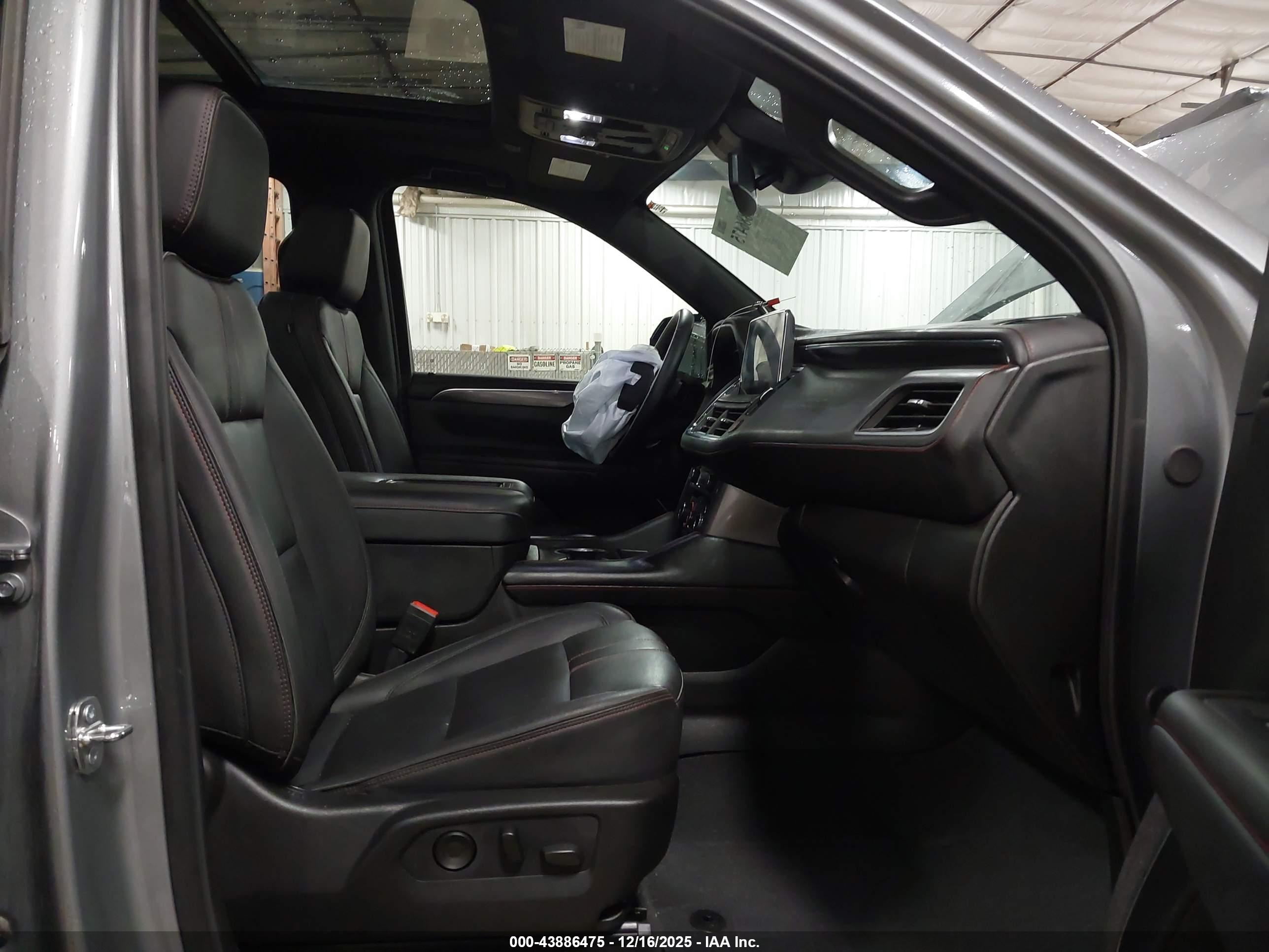 CHEVROLET SUBURBAN image 5