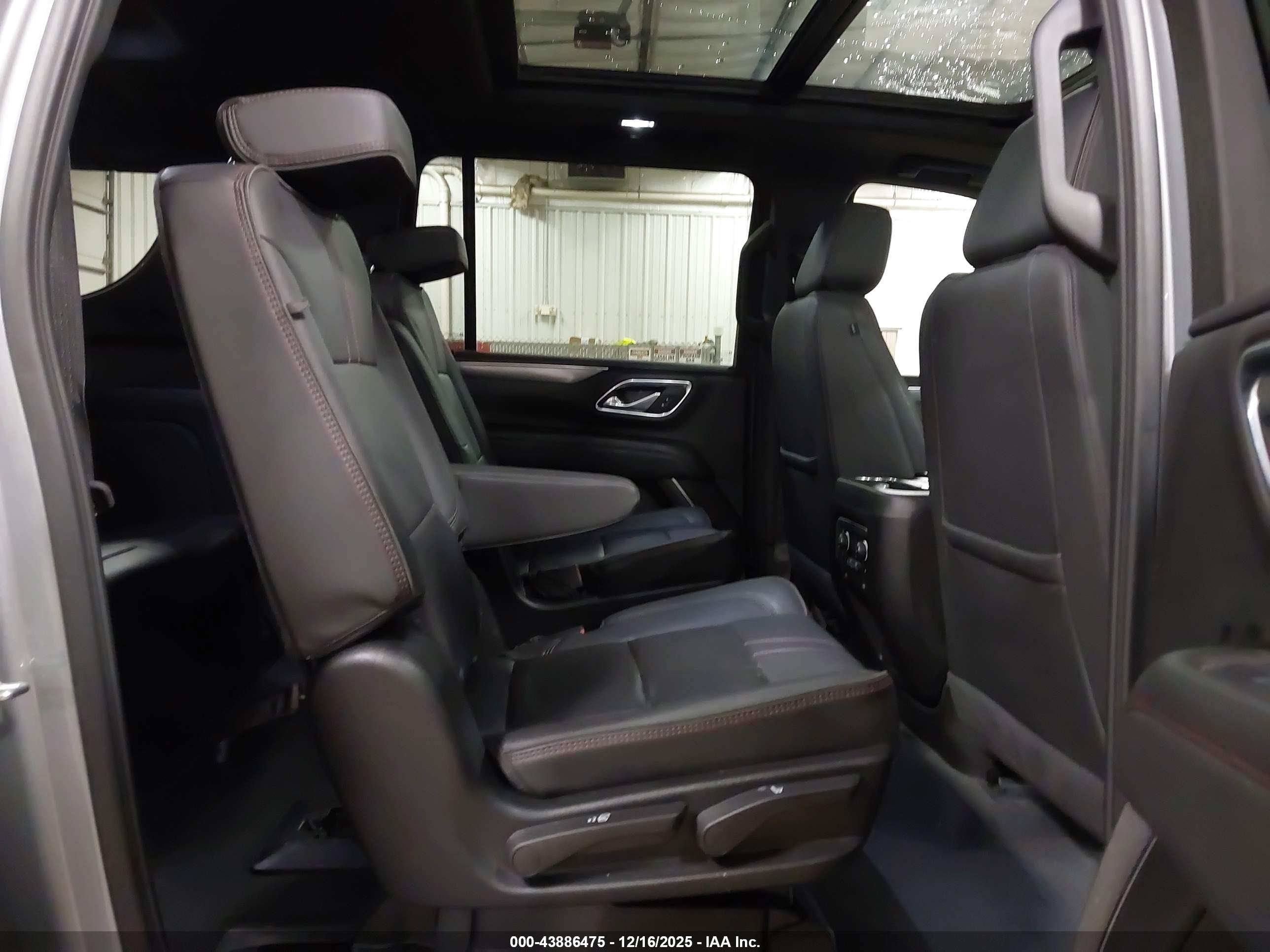 CHEVROLET SUBURBAN image 8