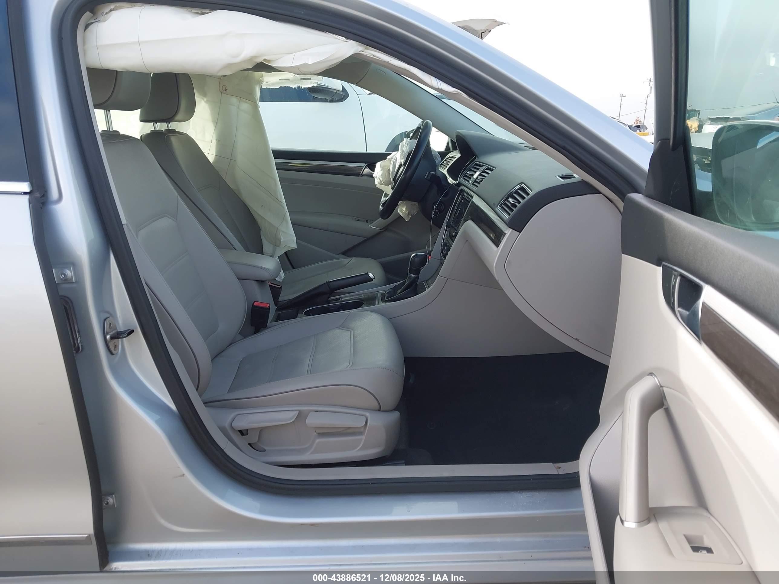 VOLKSWAGEN PASSAT image 5