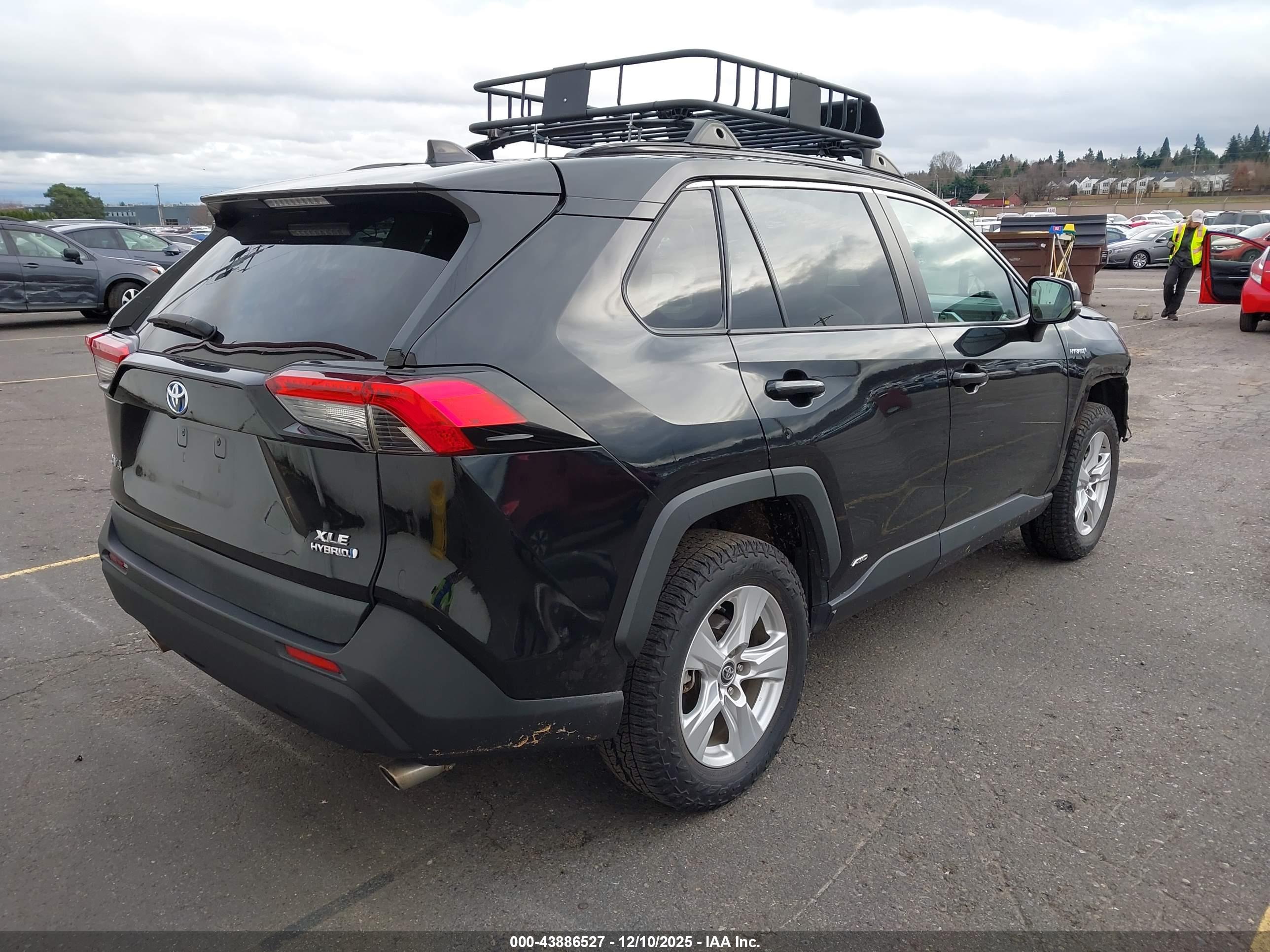 TOYOTA RAV4 image 4