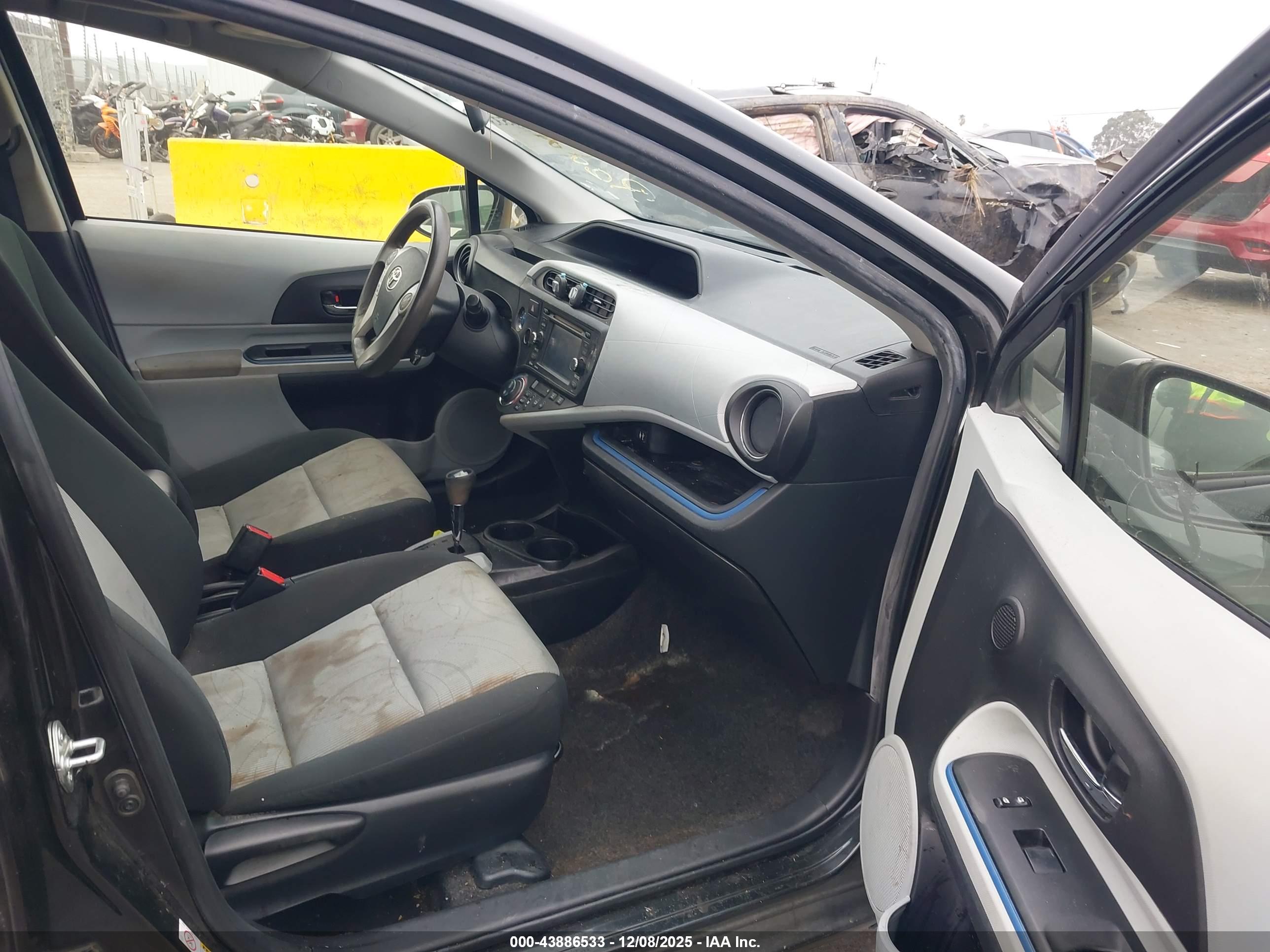 TOYOTA PRIUS image 5