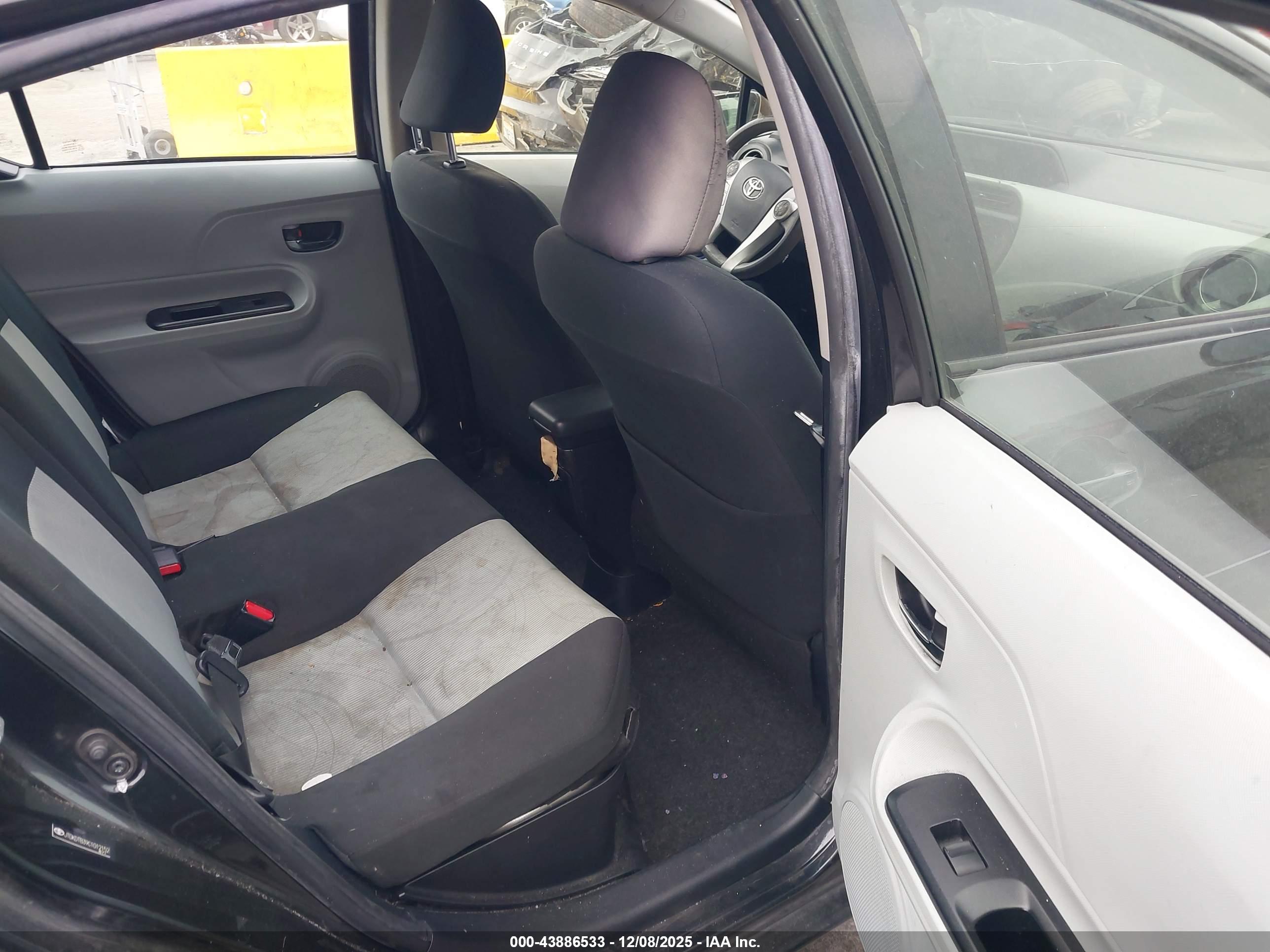 TOYOTA PRIUS image 8