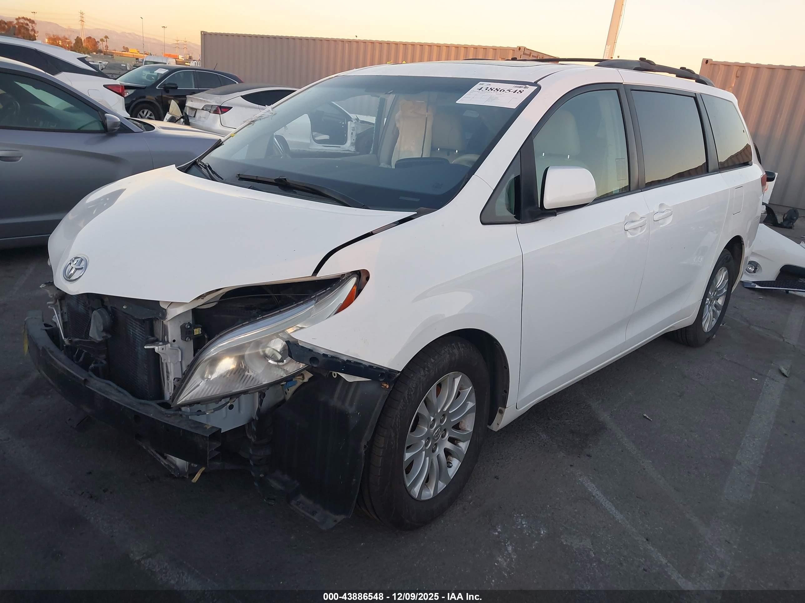 TOYOTA SIENNA image 2