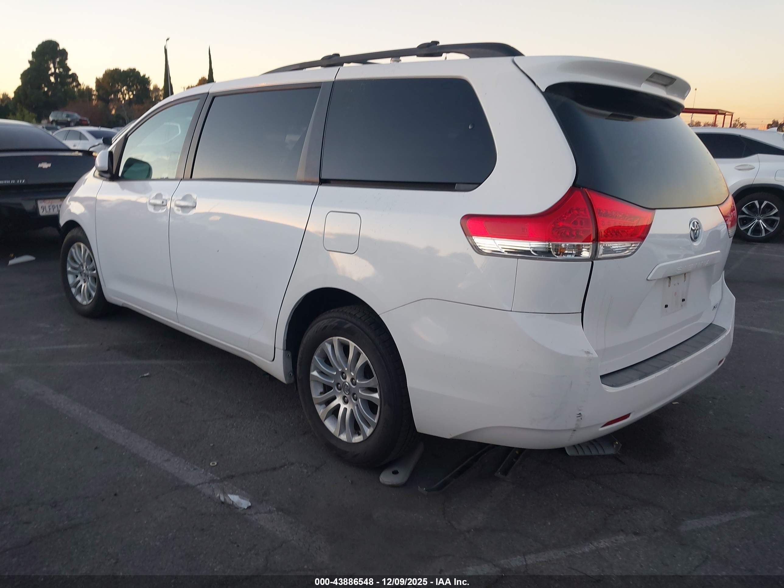 TOYOTA SIENNA image 3