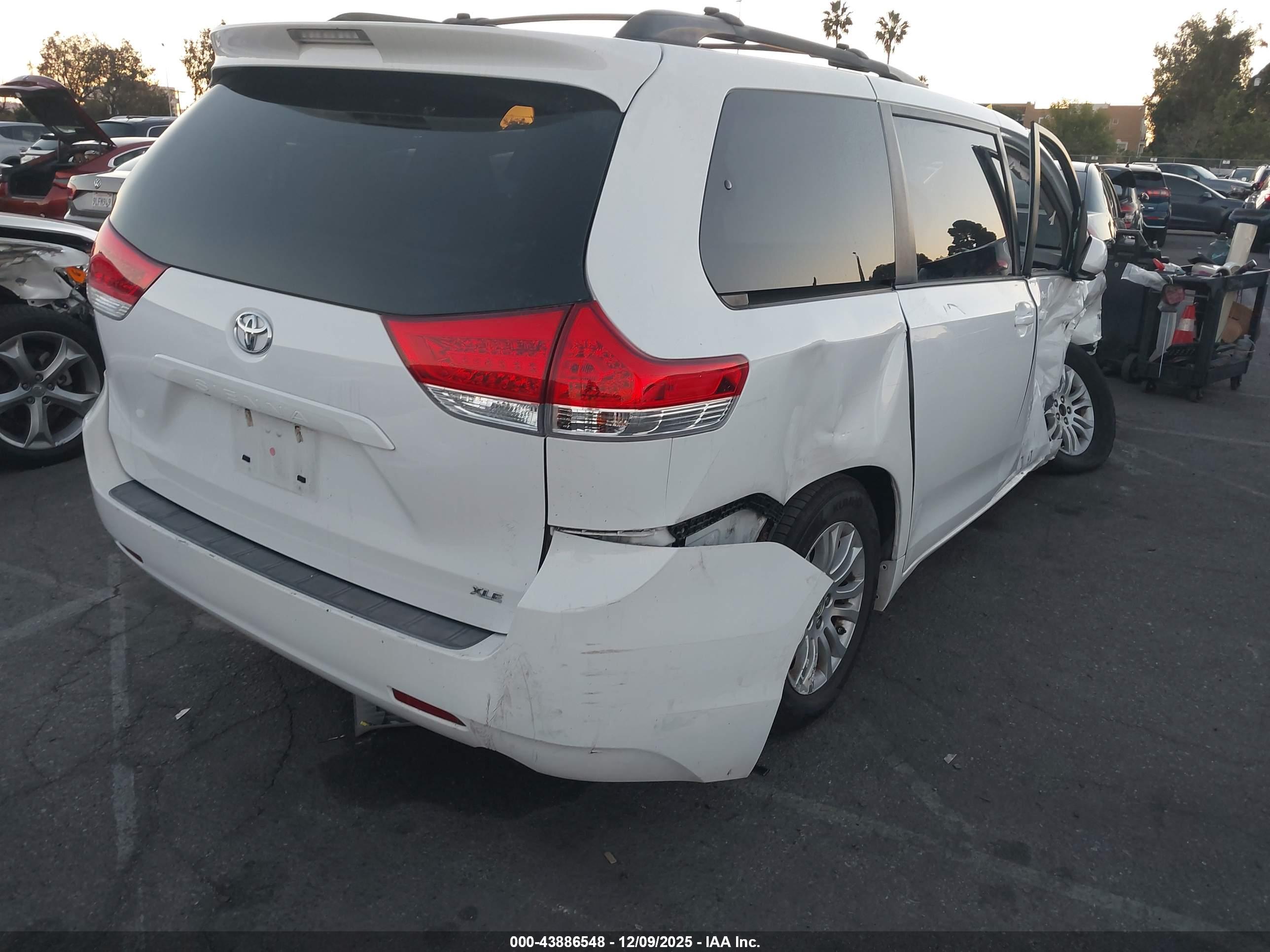 TOYOTA SIENNA image 4