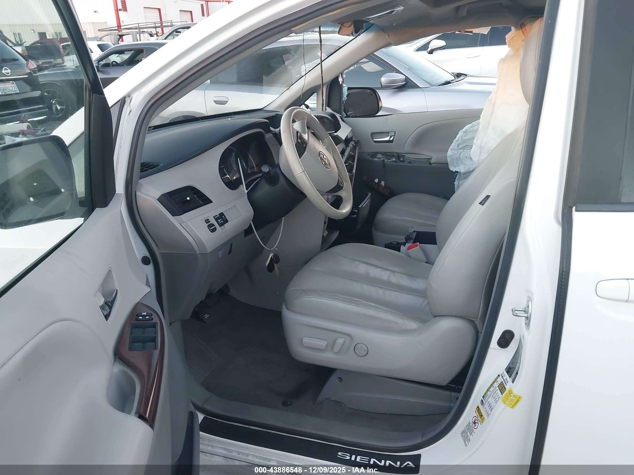 TOYOTA SIENNA image 5