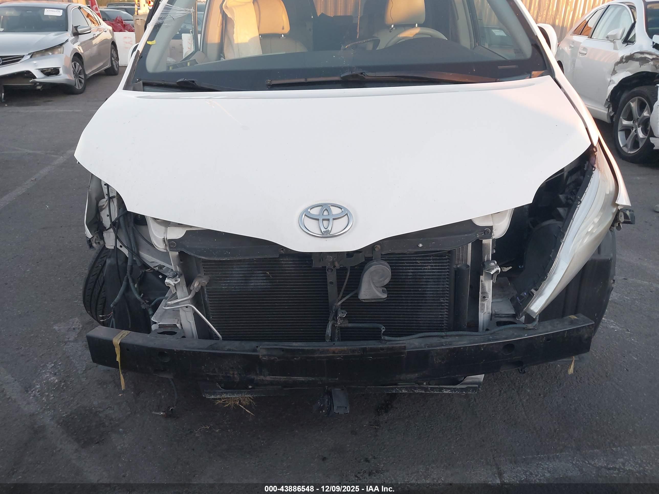 TOYOTA SIENNA image 6