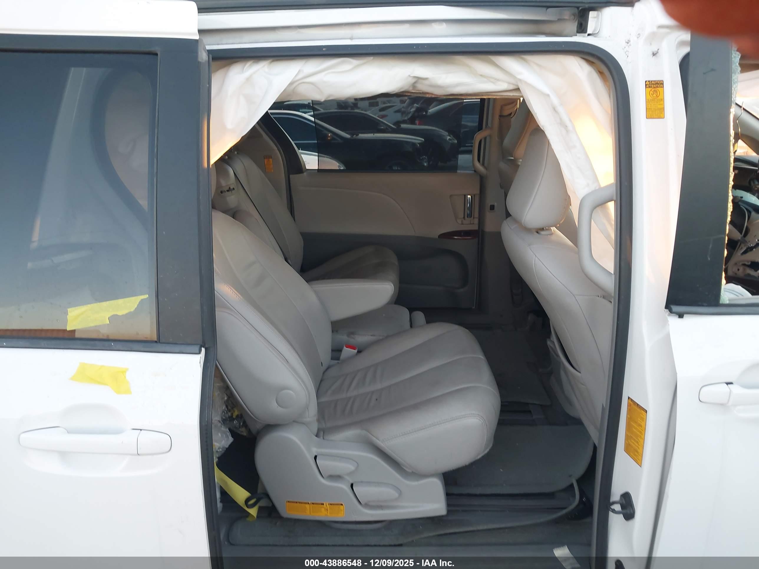 TOYOTA SIENNA image 8