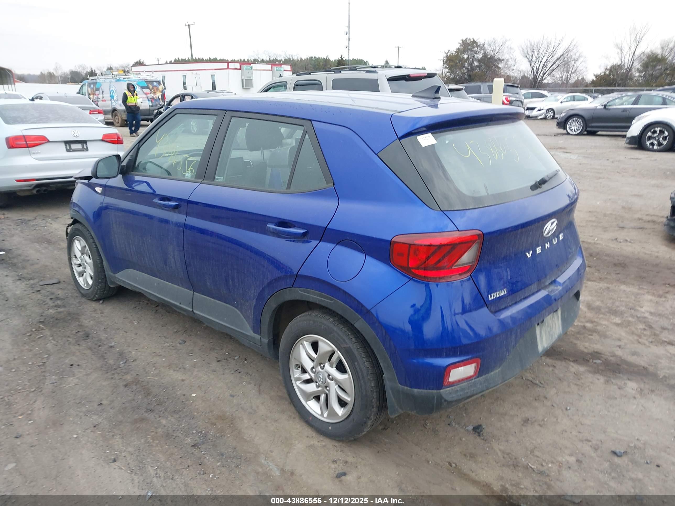 HYUNDAI VENUE image 3