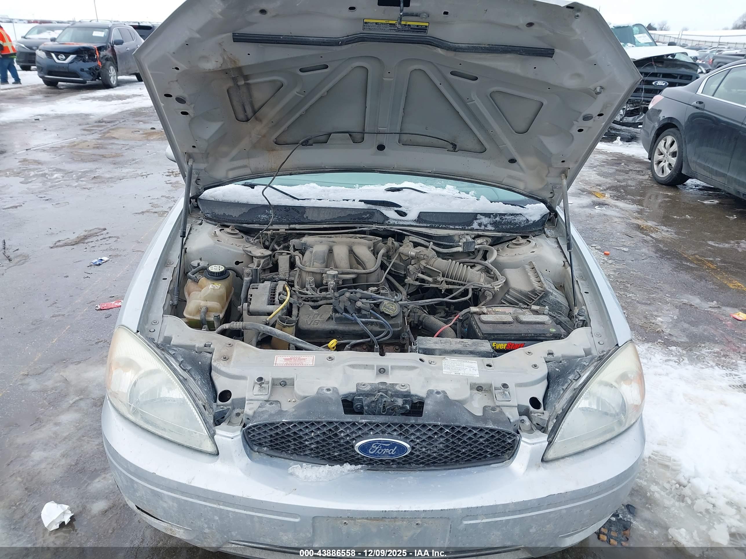 FORD TAURUS image 10