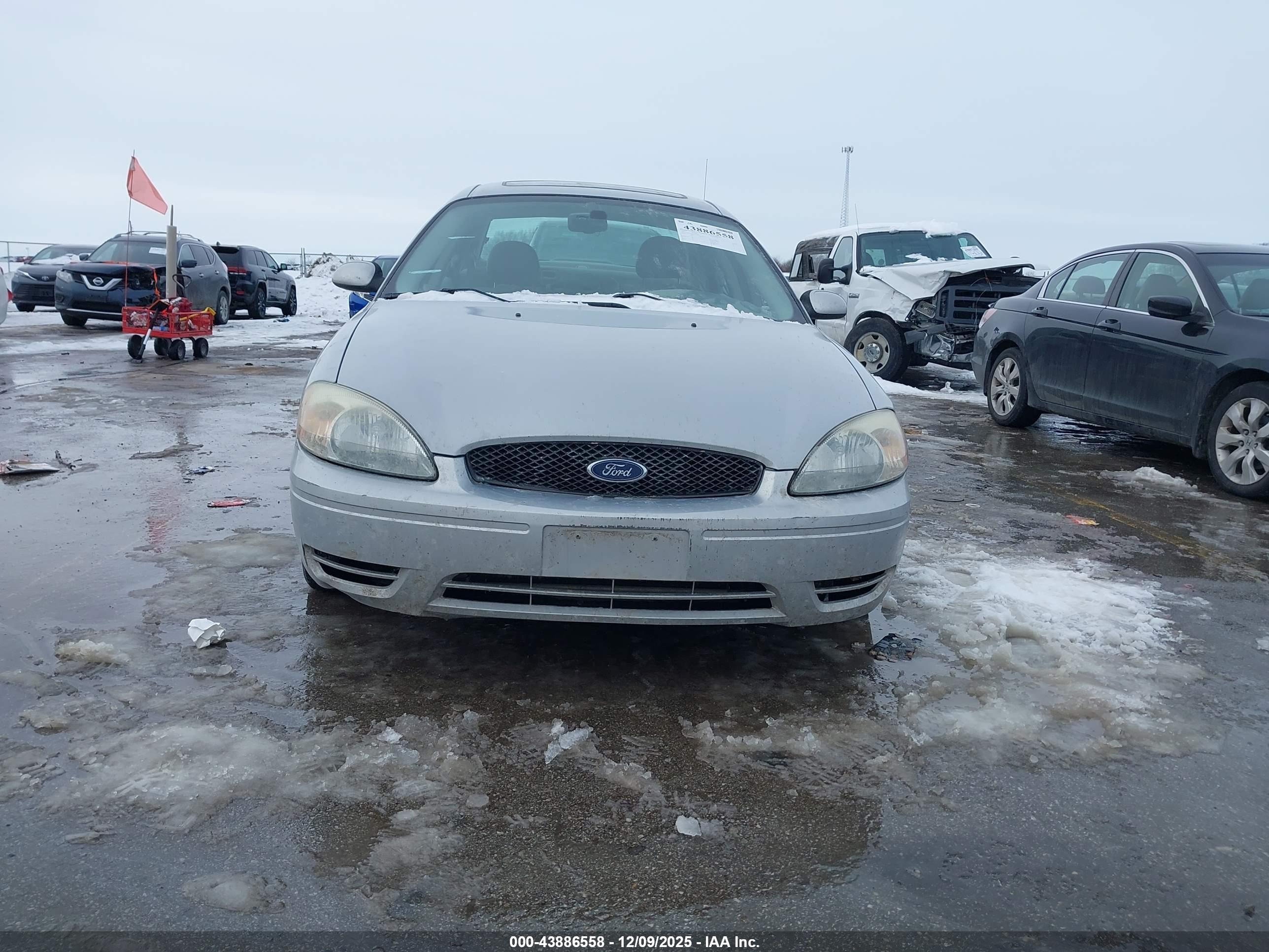 FORD TAURUS image 6