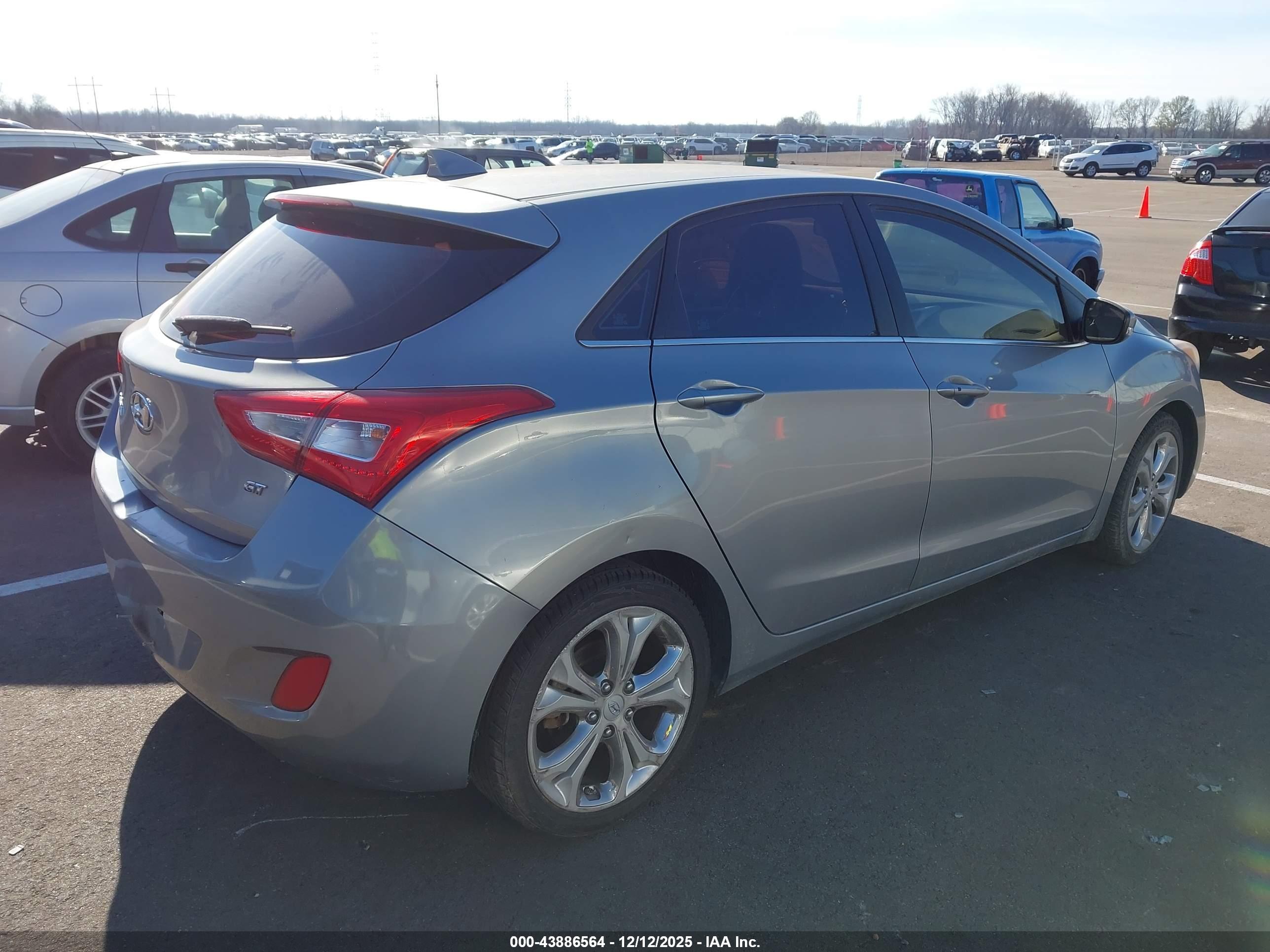 HYUNDAI ELANTRA image 4