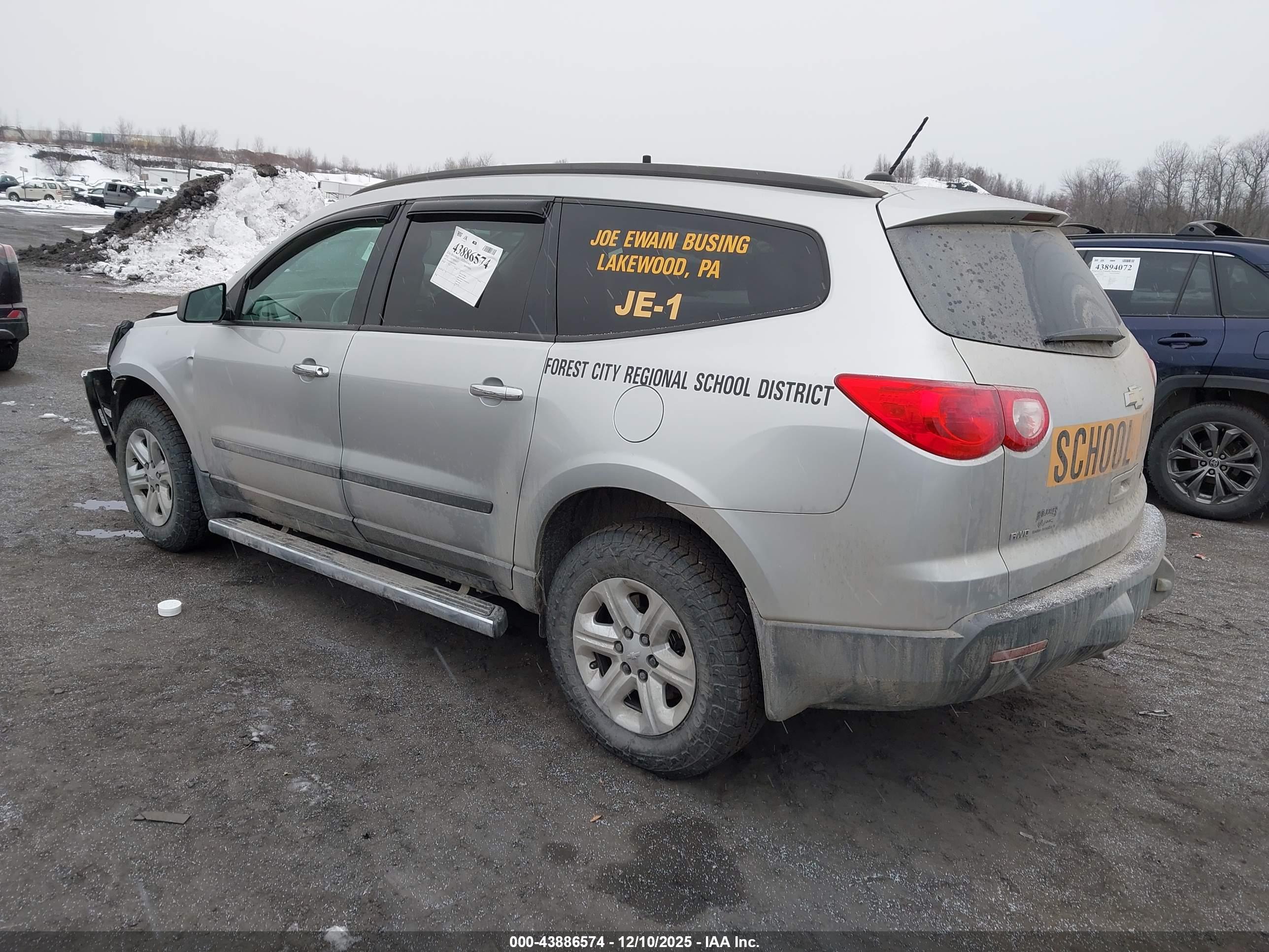 CHEVROLET TRAVERSE image 3