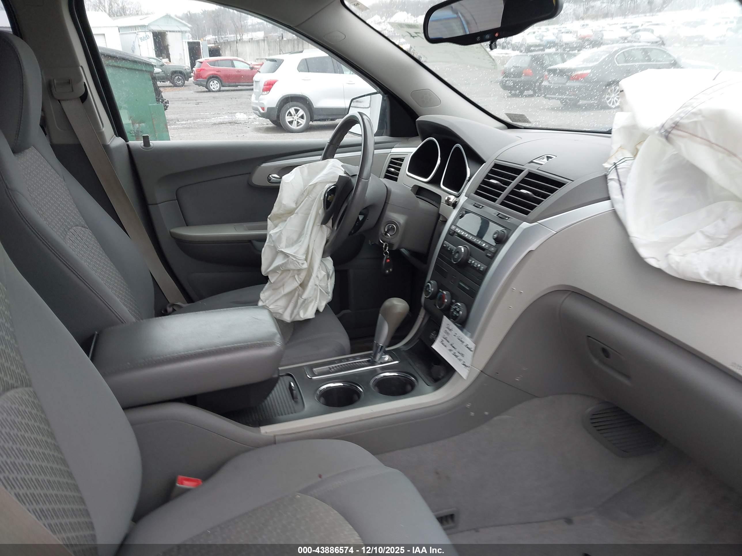 CHEVROLET TRAVERSE image 5