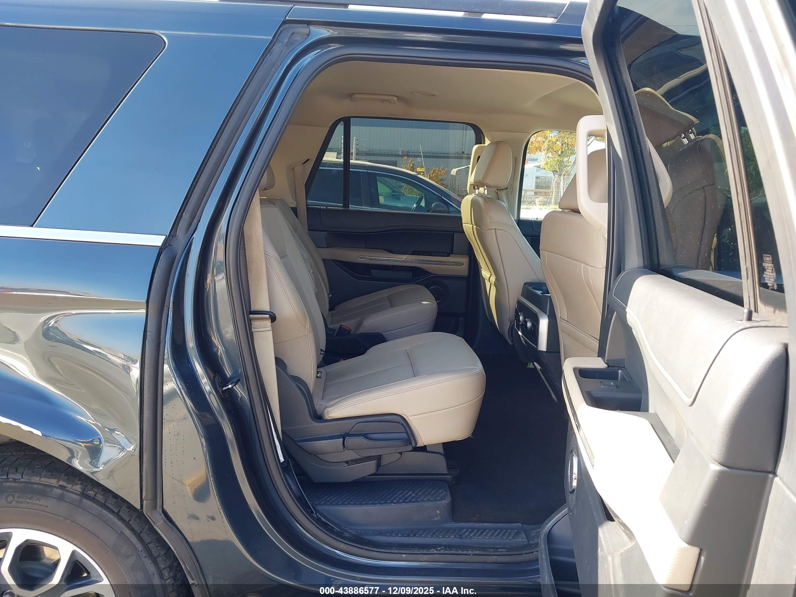 FORD EXPEDITION image 8