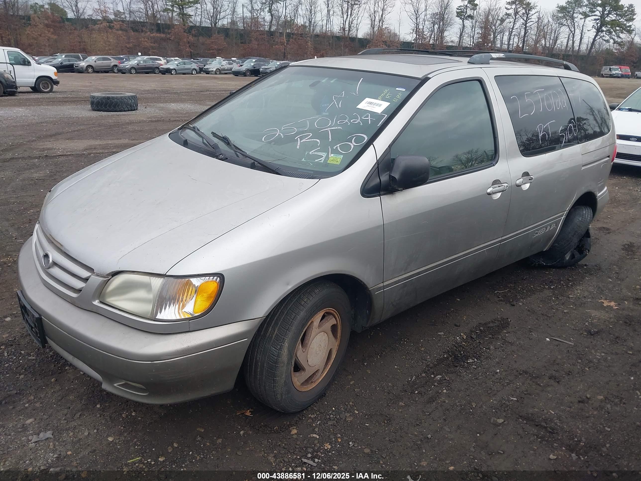 TOYOTA SIENNA image 2