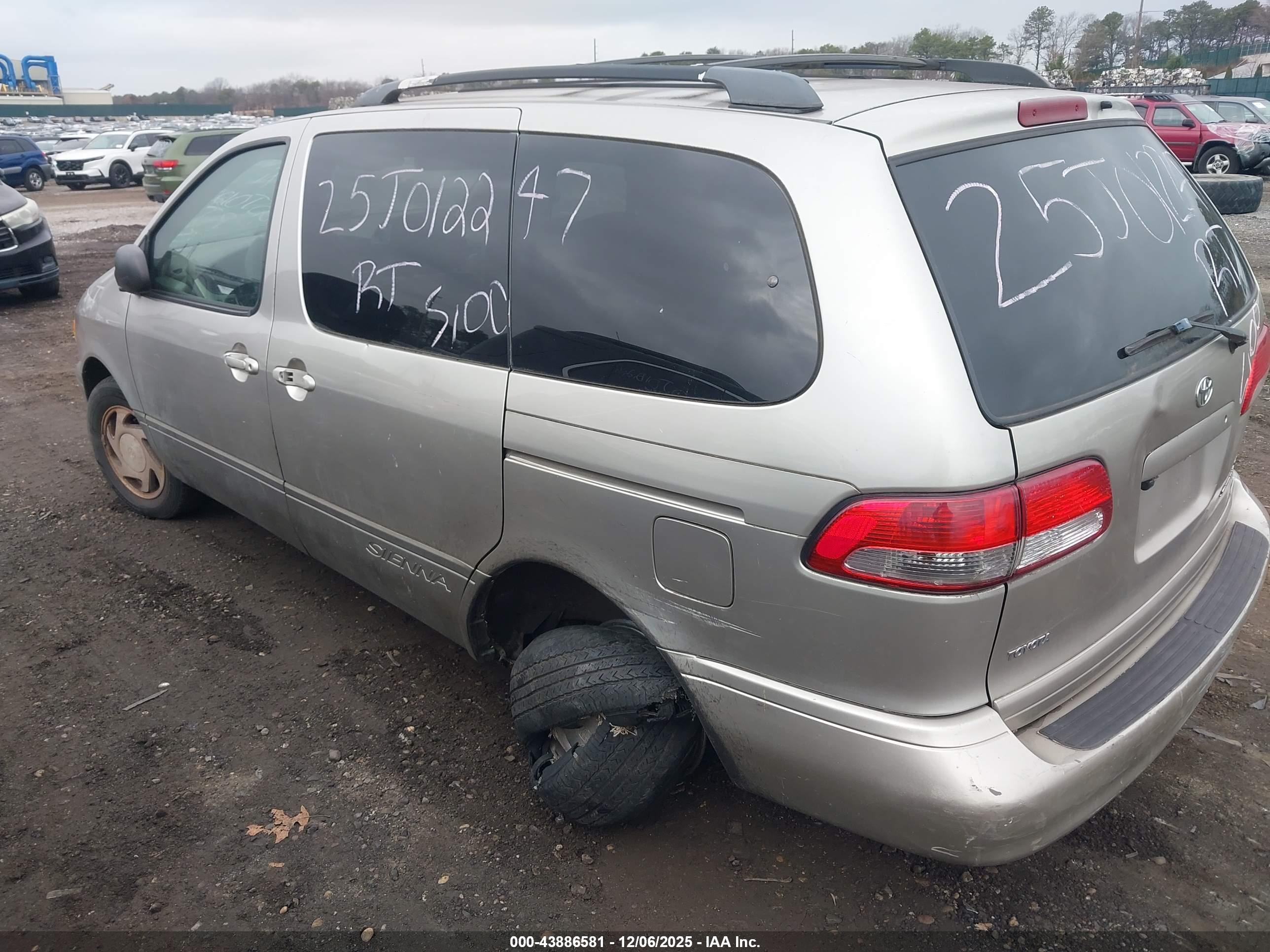 TOYOTA SIENNA image 3