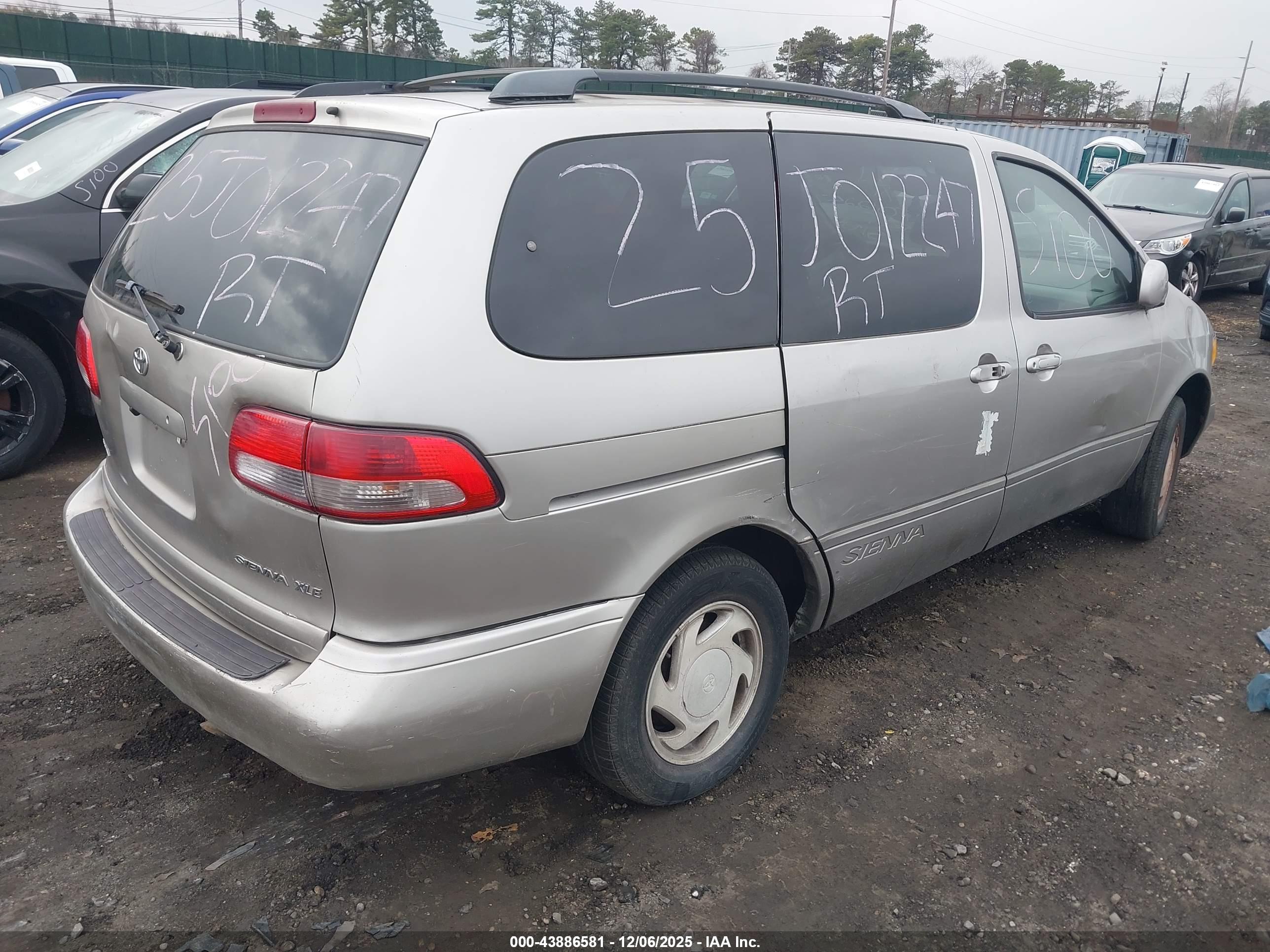 TOYOTA SIENNA image 4