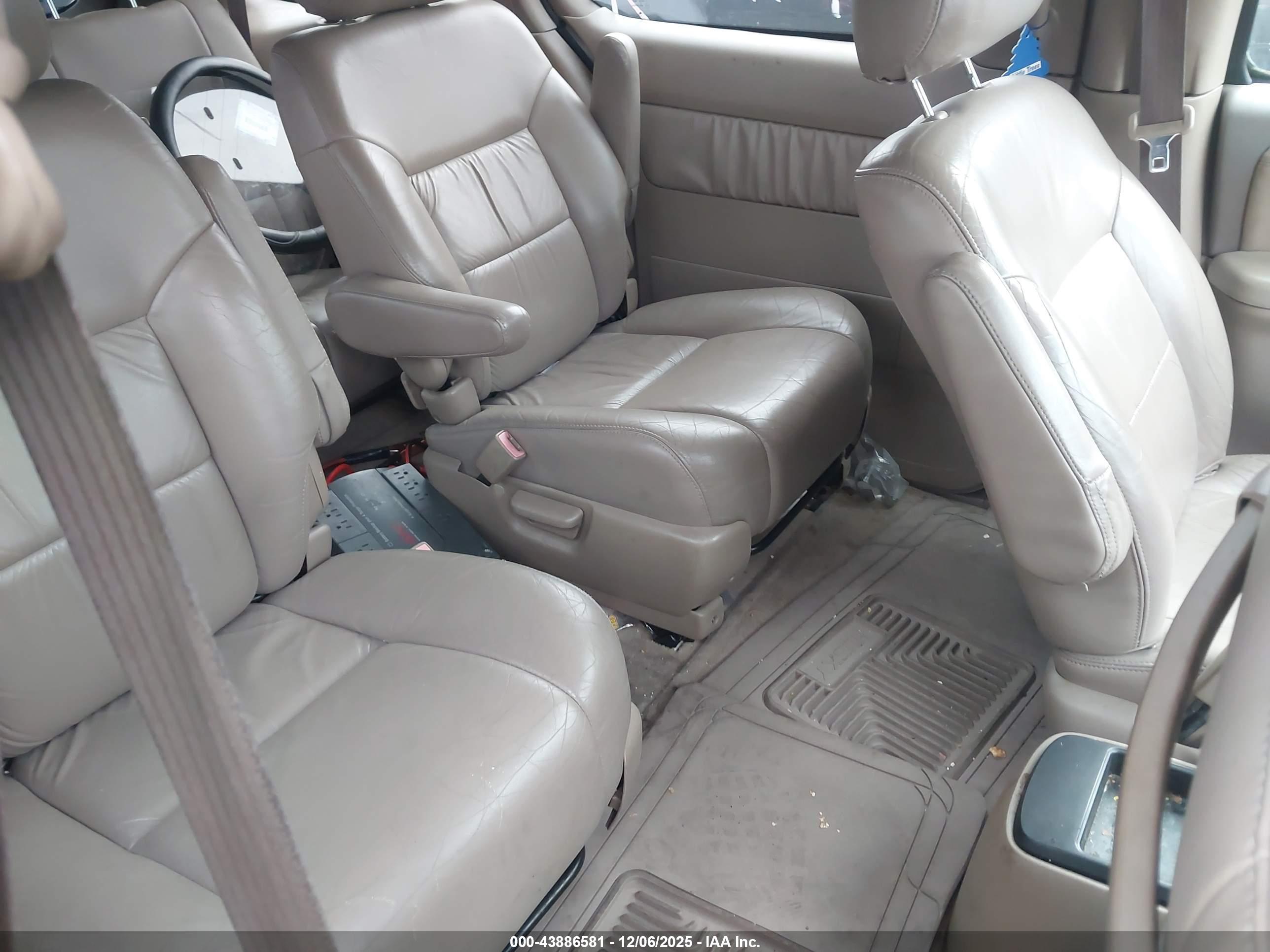 TOYOTA SIENNA image 8