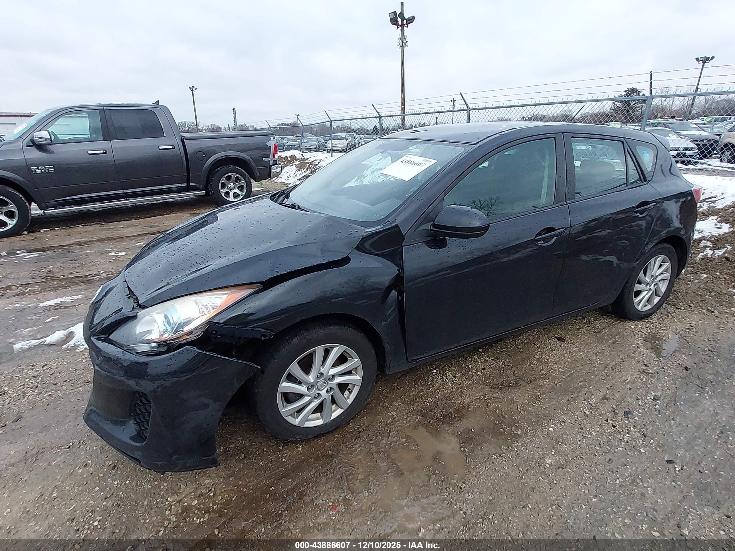 MAZDA MAZDA3 image 2