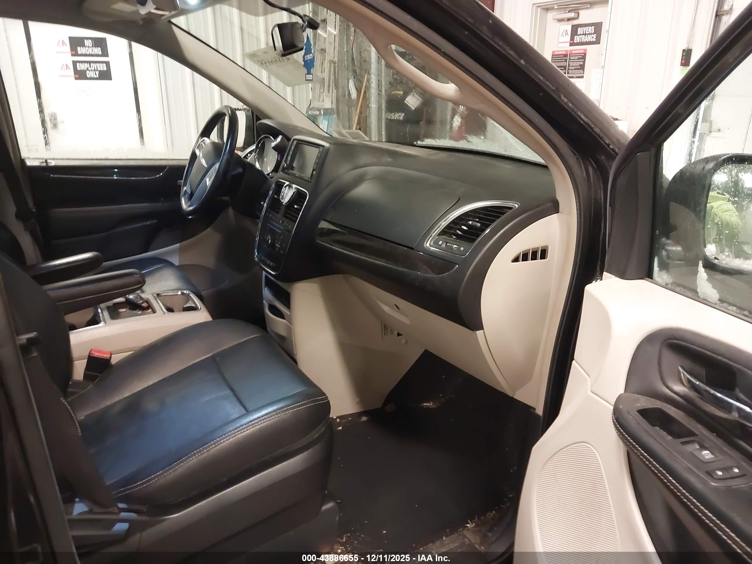 CHRYSLER TOWN image 5