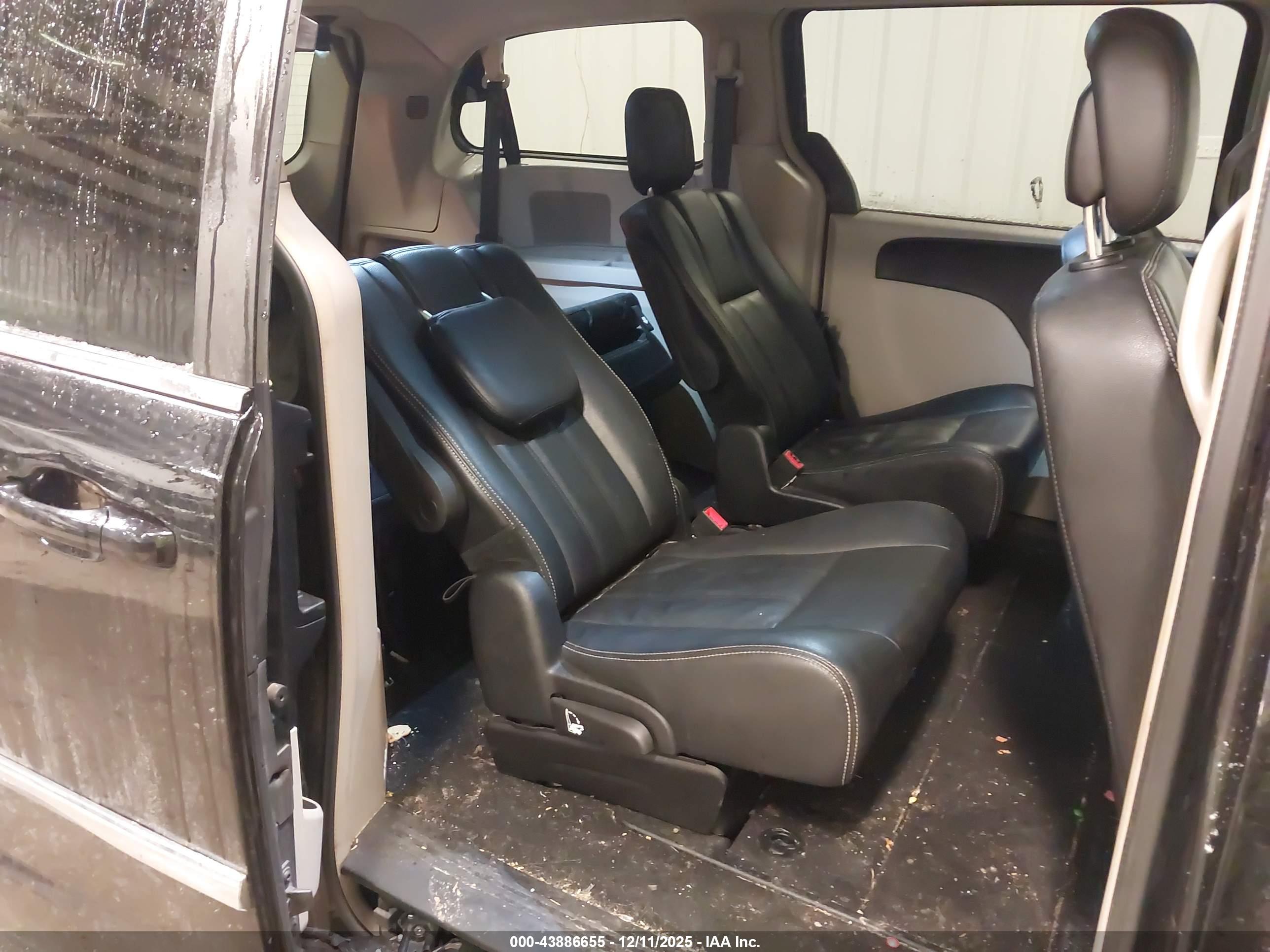 CHRYSLER TOWN image 8