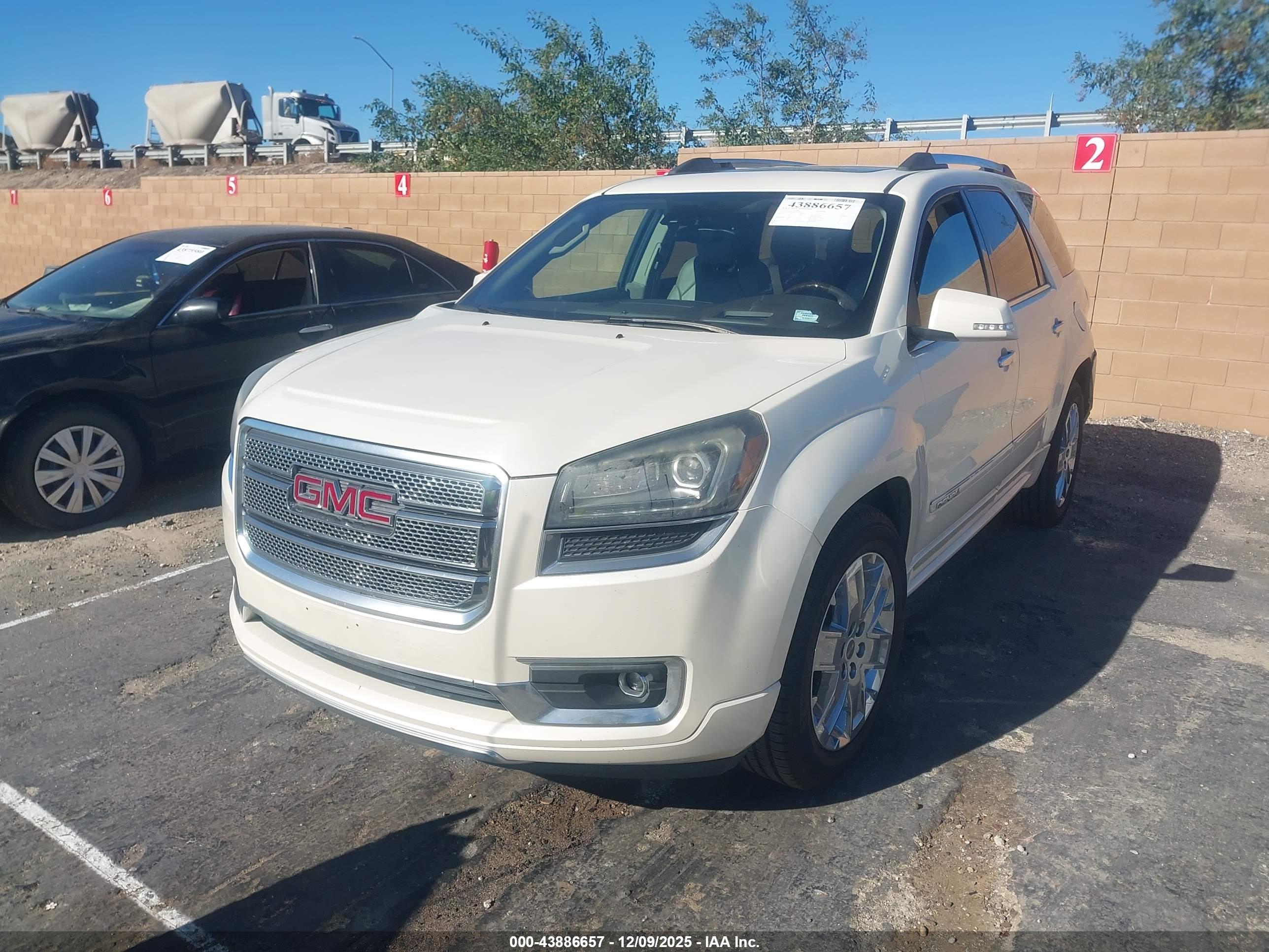 GMC ACADIA image 2