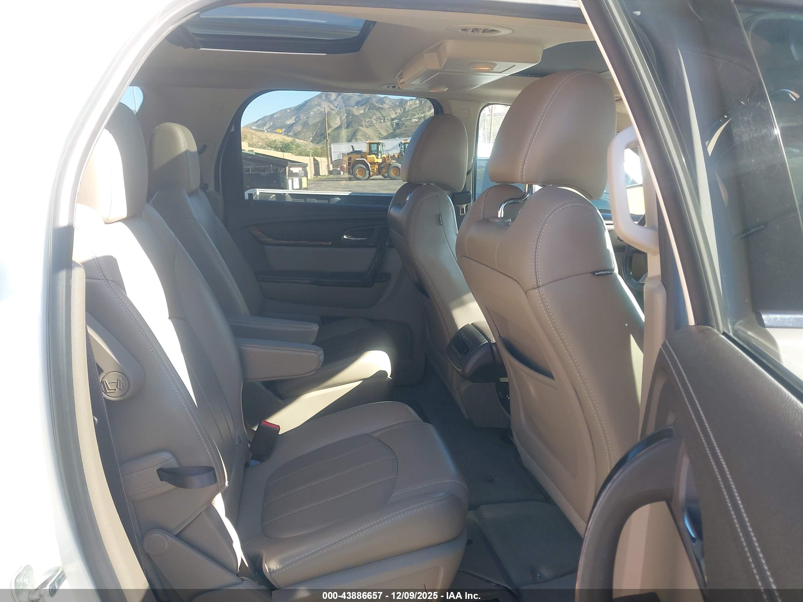 GMC ACADIA image 8
