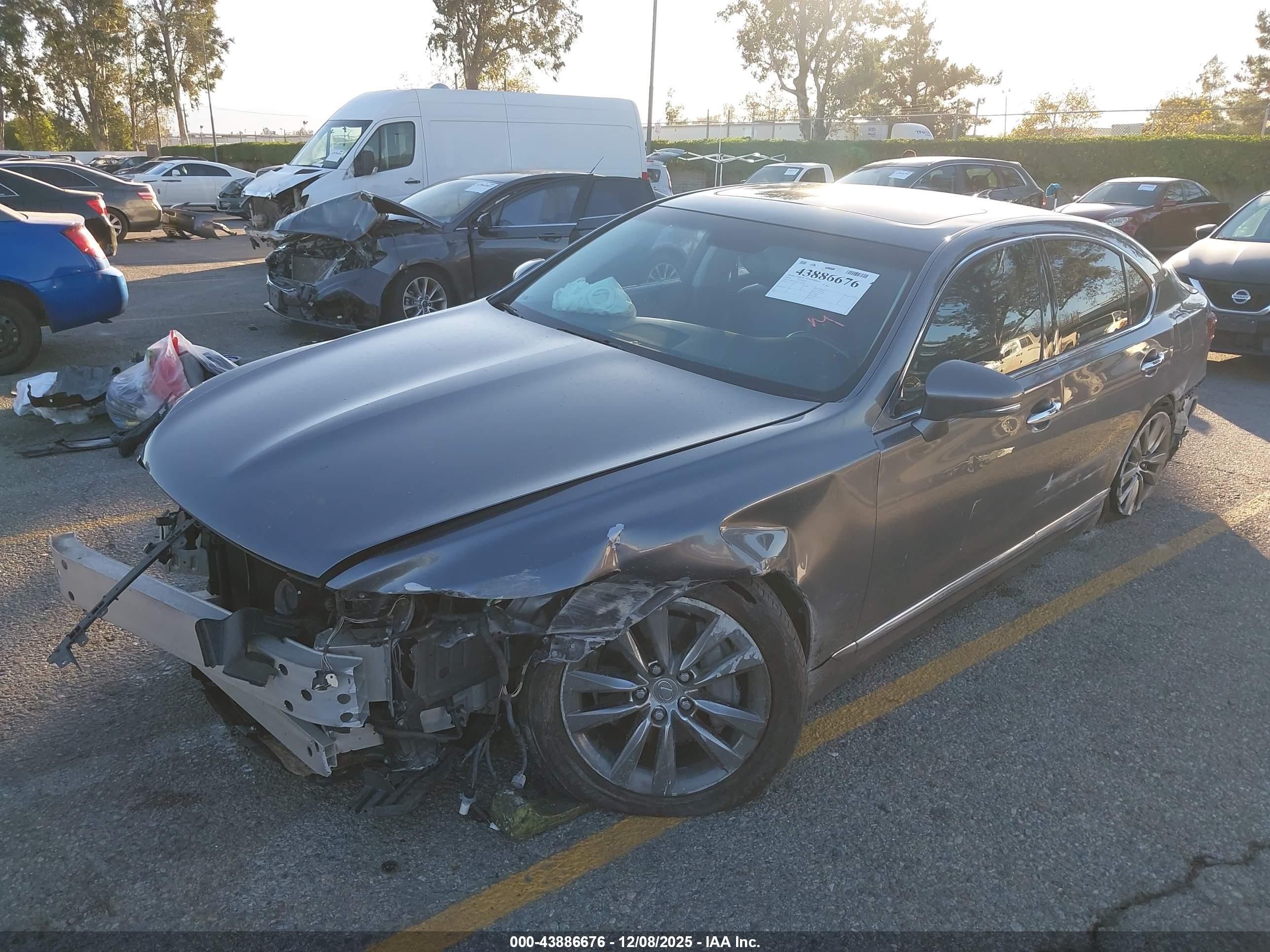 LEXUS LS image 2