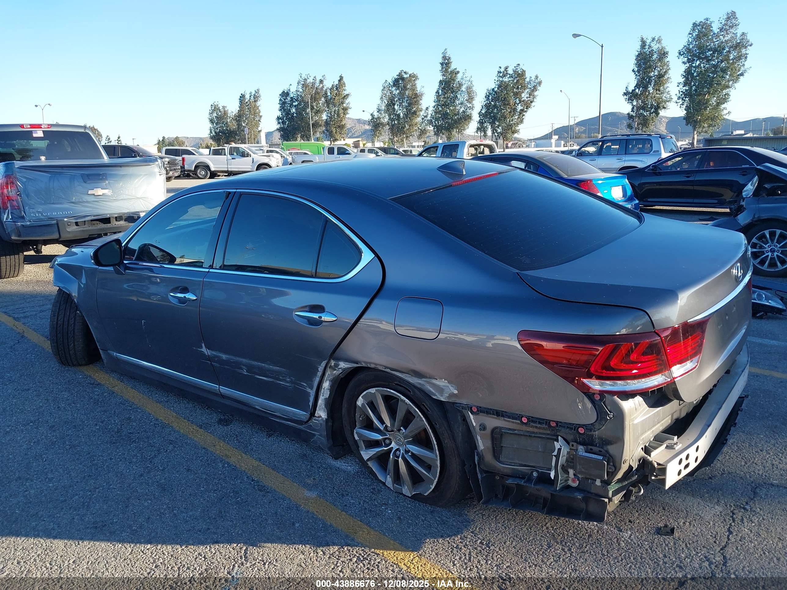 LEXUS LS image 3