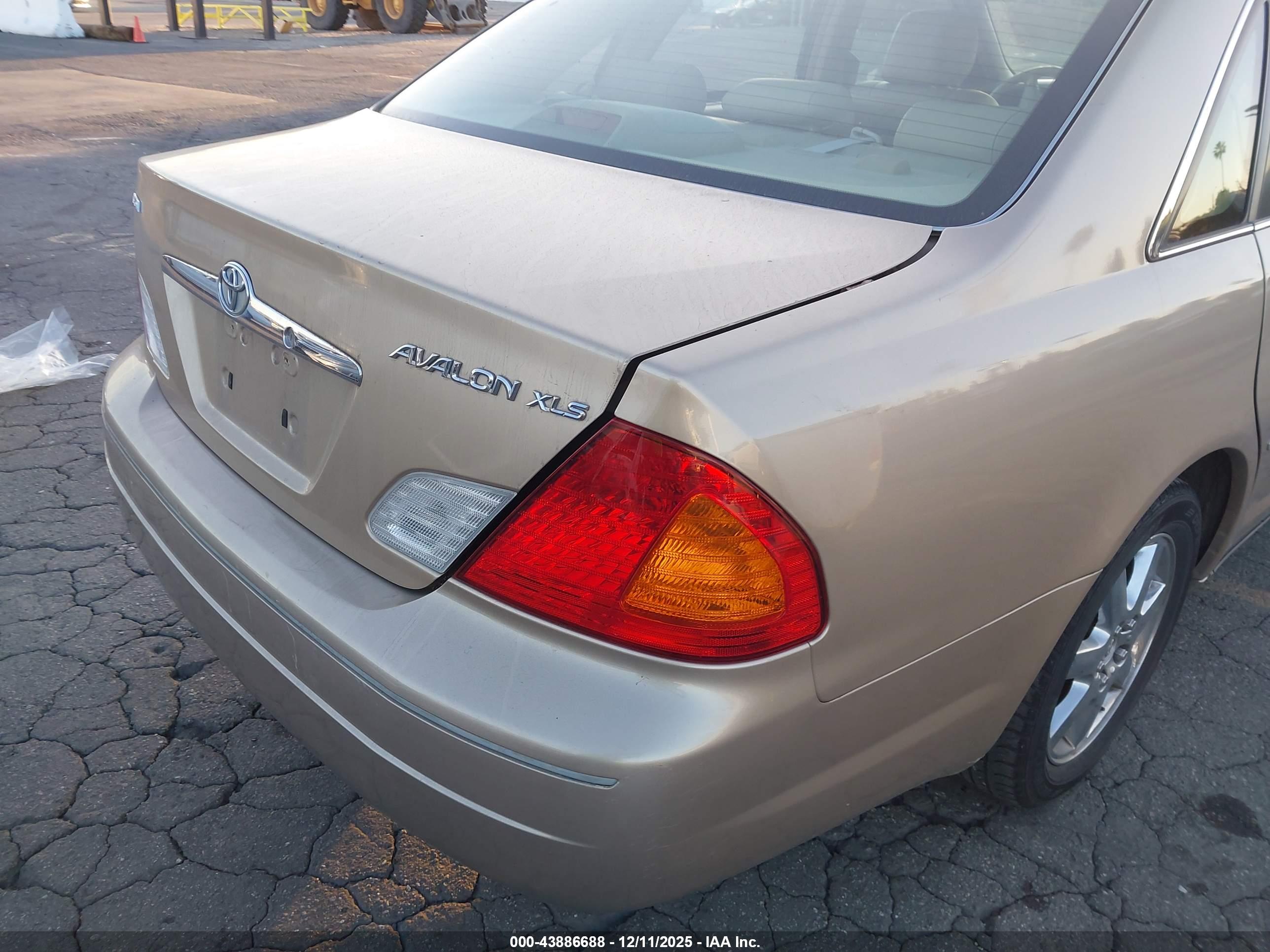 TOYOTA AVALON image 4