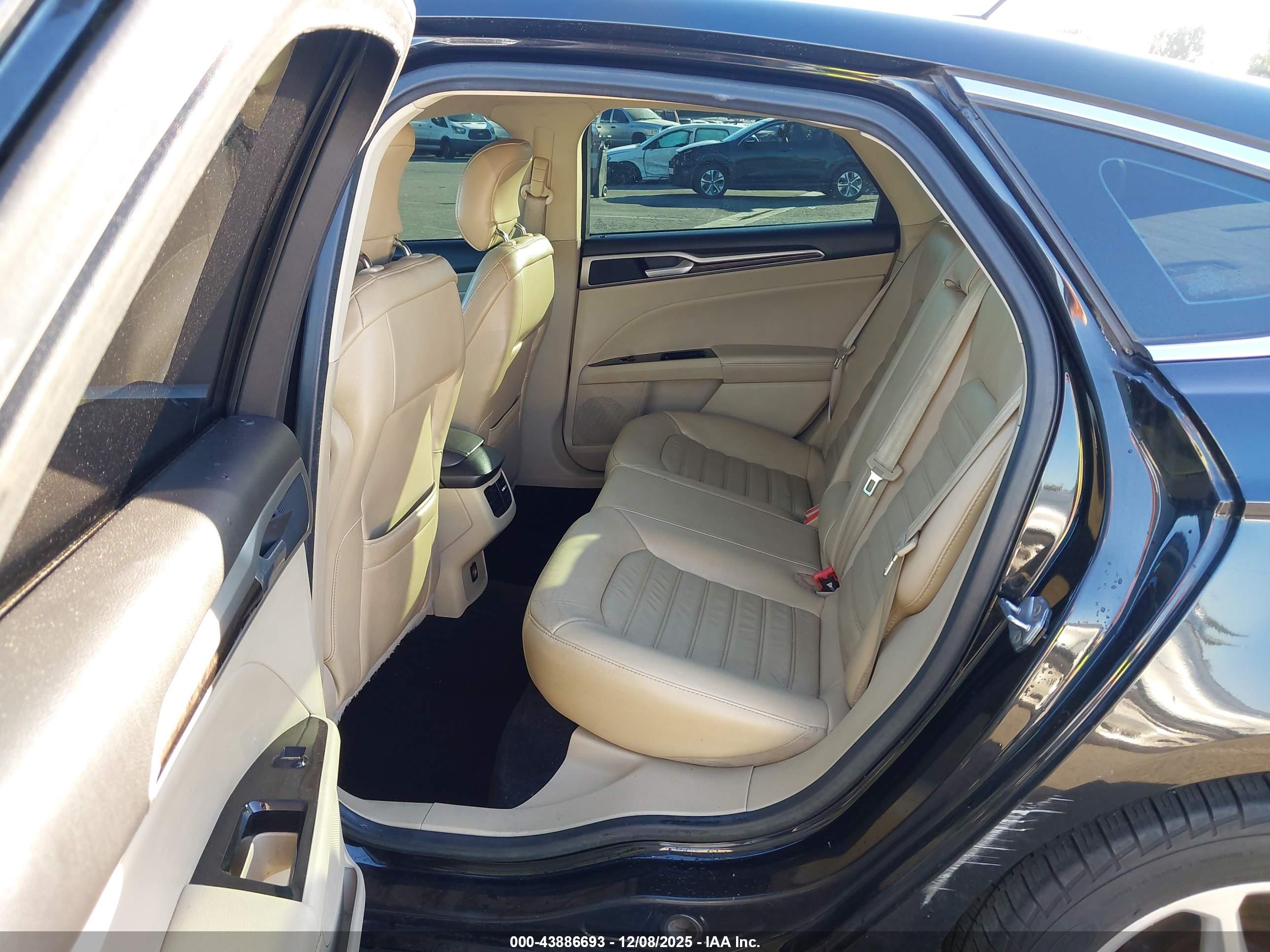 FORD FUSION image 8